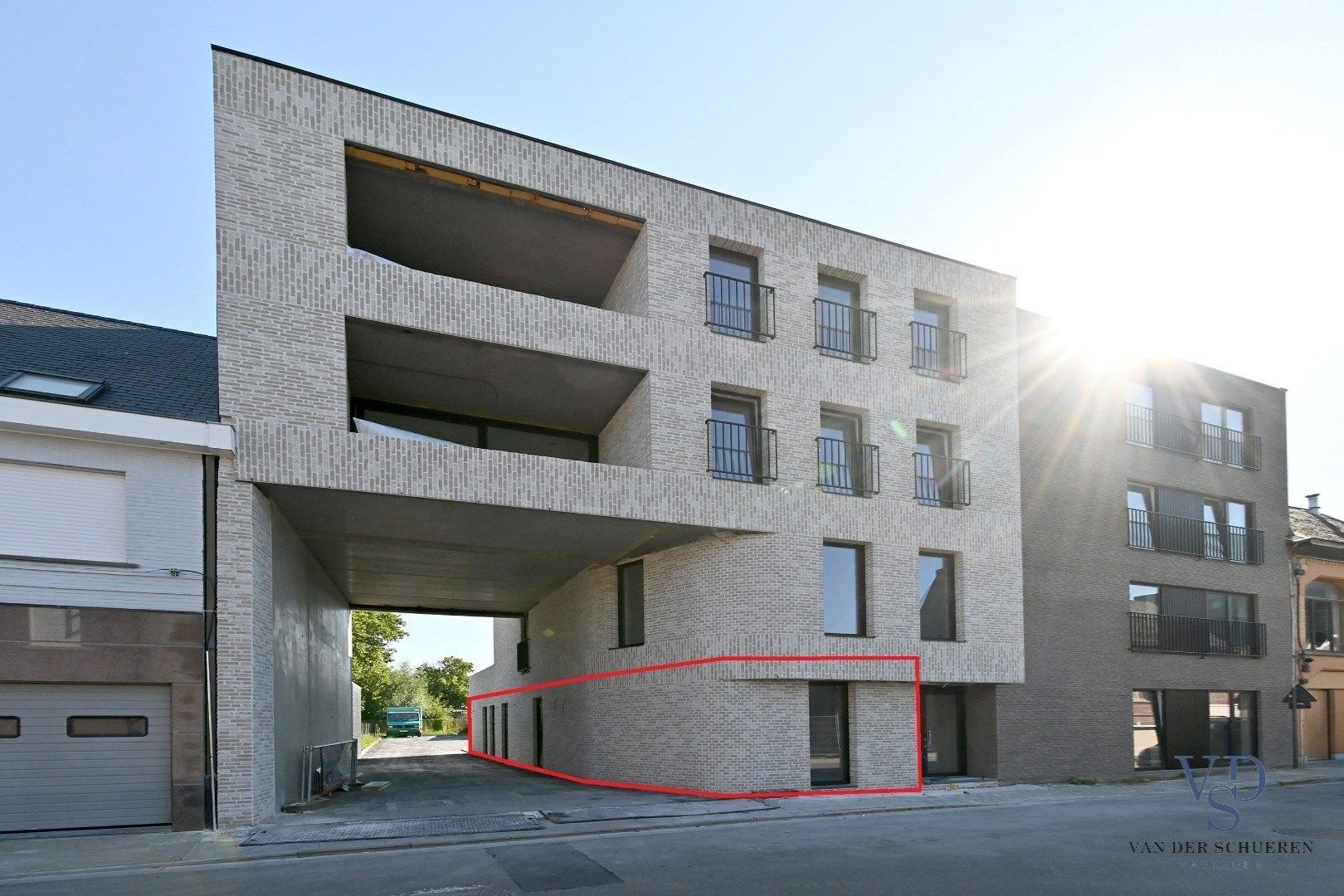Gelijkvloers appartement met terras. foto {{pictureIndex}}