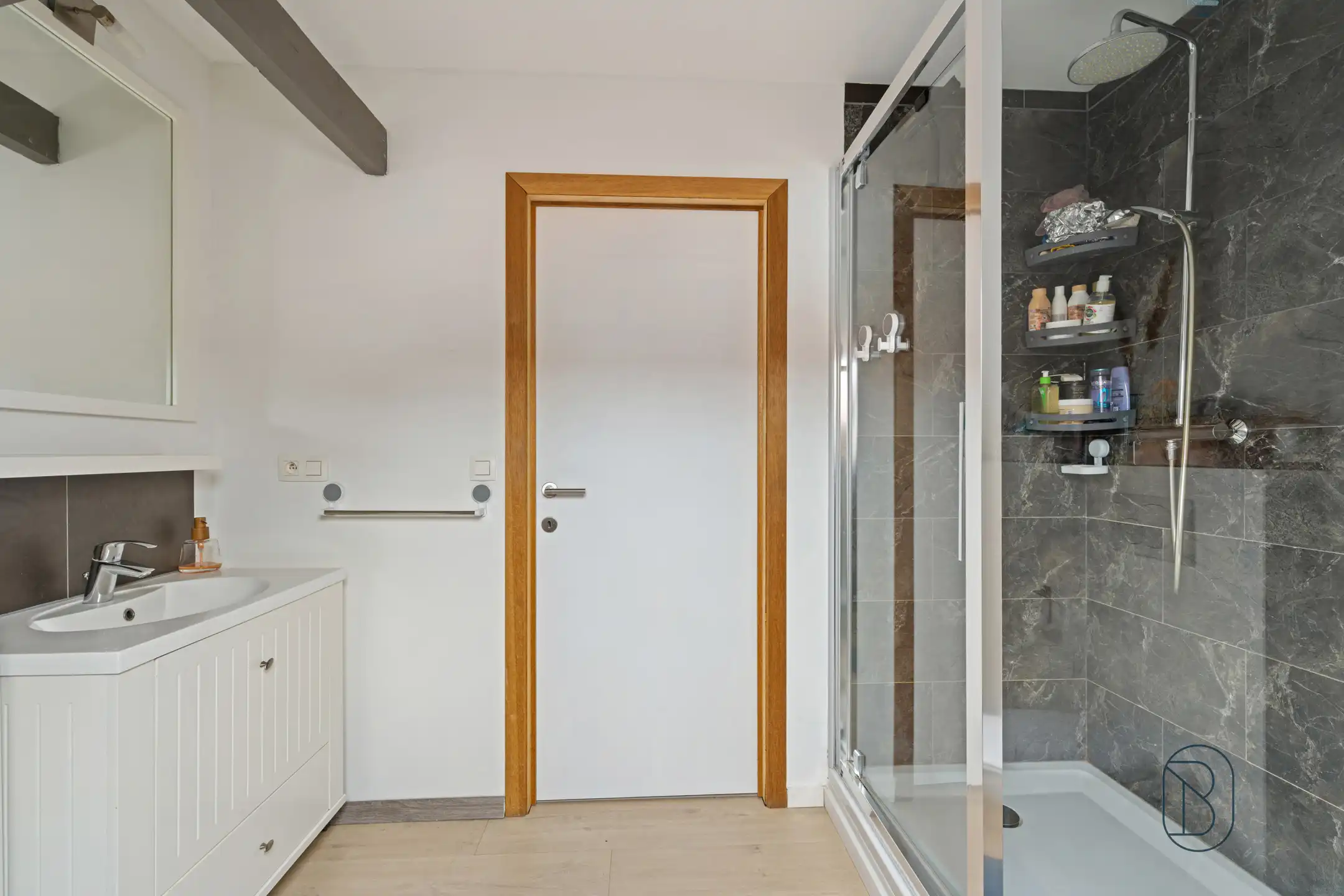 Topgelegen handelspand met verhuurd duplexappartement foto 11