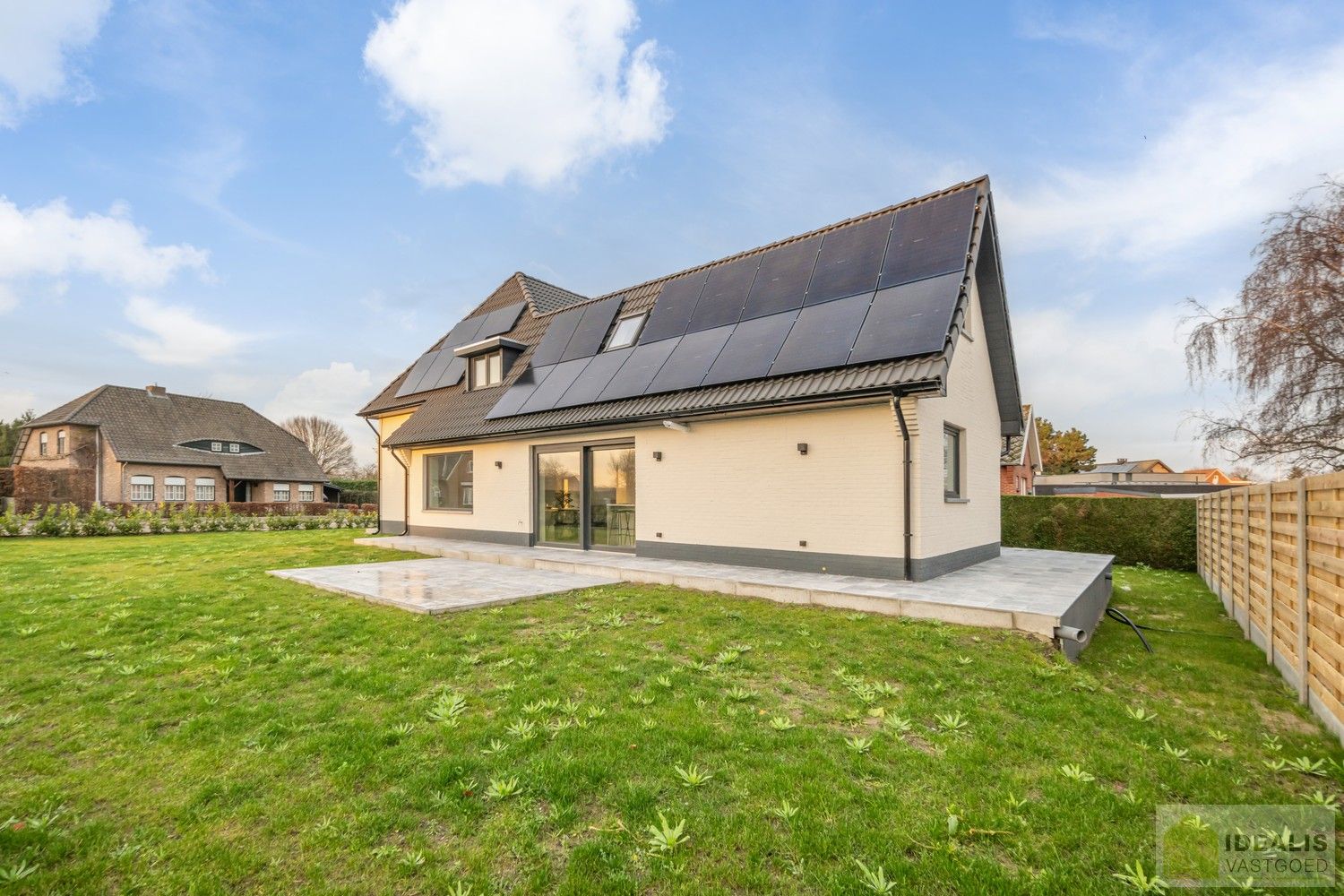 IDEALIS VASTGOED – Schitterend volledig vernieuwde woning met een heerlijke open leefruimte, luxe keuken, 3 ruime slaapkamers, een ruime luxueuze badkamer én een ruime wasplaats! Dit heerlijke huis bevindt zich op een volledig nieuw aangelegd perceel van 7a 88ca vlakbij het centrum van Hamont-Achel, op slechts enkele minuten van de Nederlandse grens - EEN MUST VISIT! - foto 6