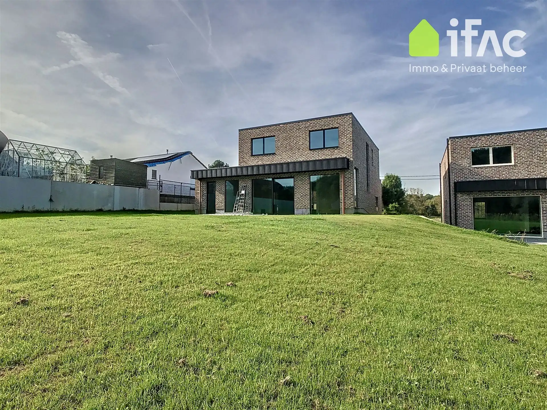 Villa met 4 slaapkamers, 2 badkamers en een grote tuin foto 2