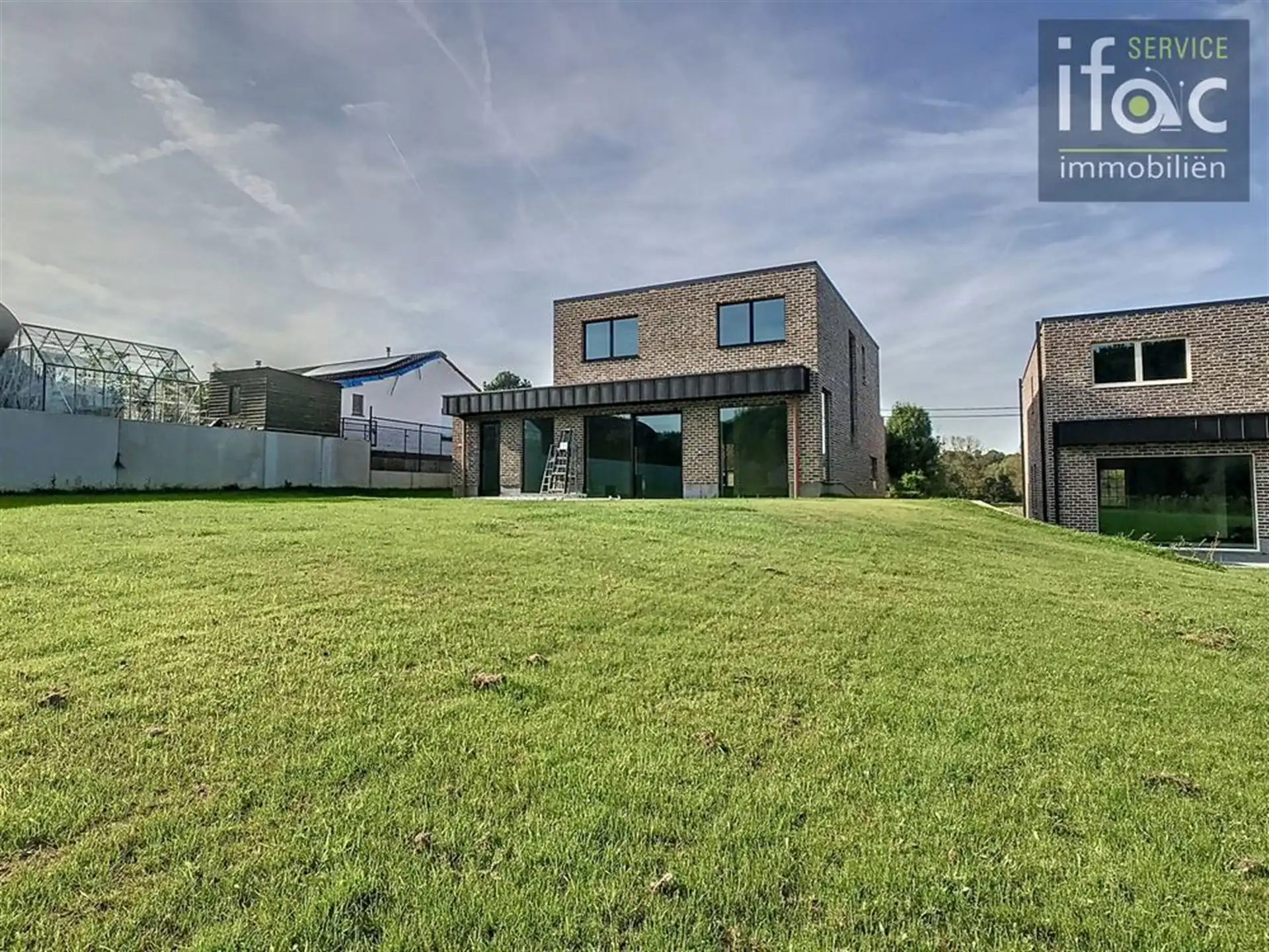 Villa met 4 slaapkamers, 2 badkamers en een grote tuin foto 2