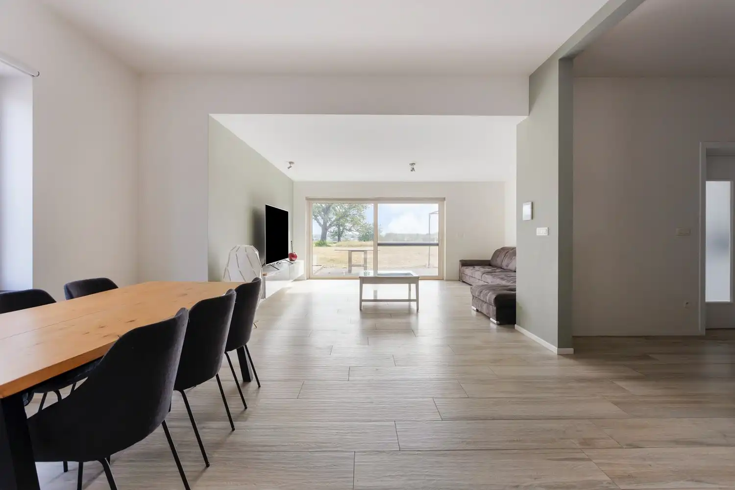 Ruime gerenoveerde gezinswoning met 3 slaapkamers op een uitzonderlijk perceel foto 4