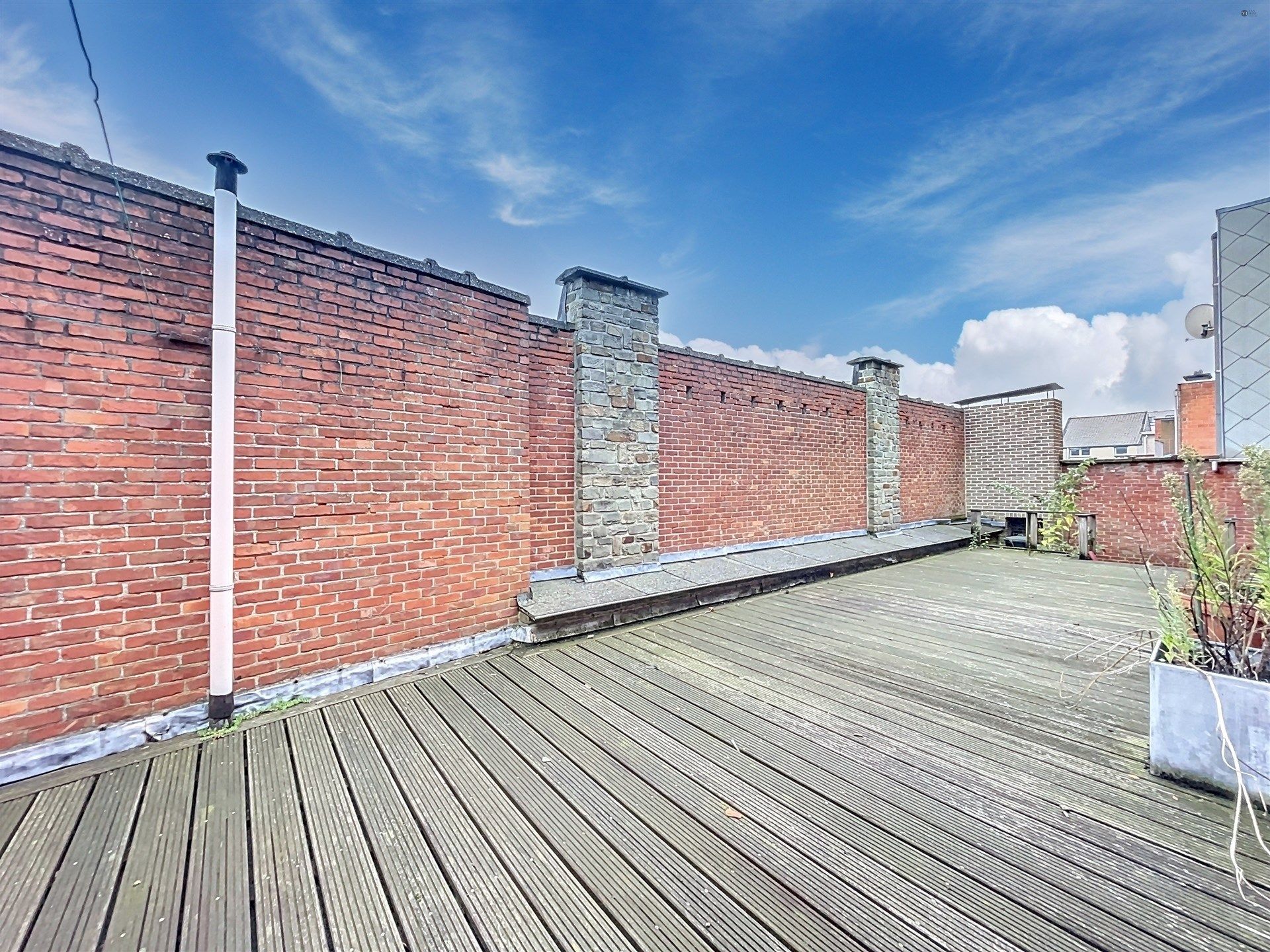 Riant huis (426m²) met 6 slaapkamers en dubbele garage nabij het centrum. foto 11