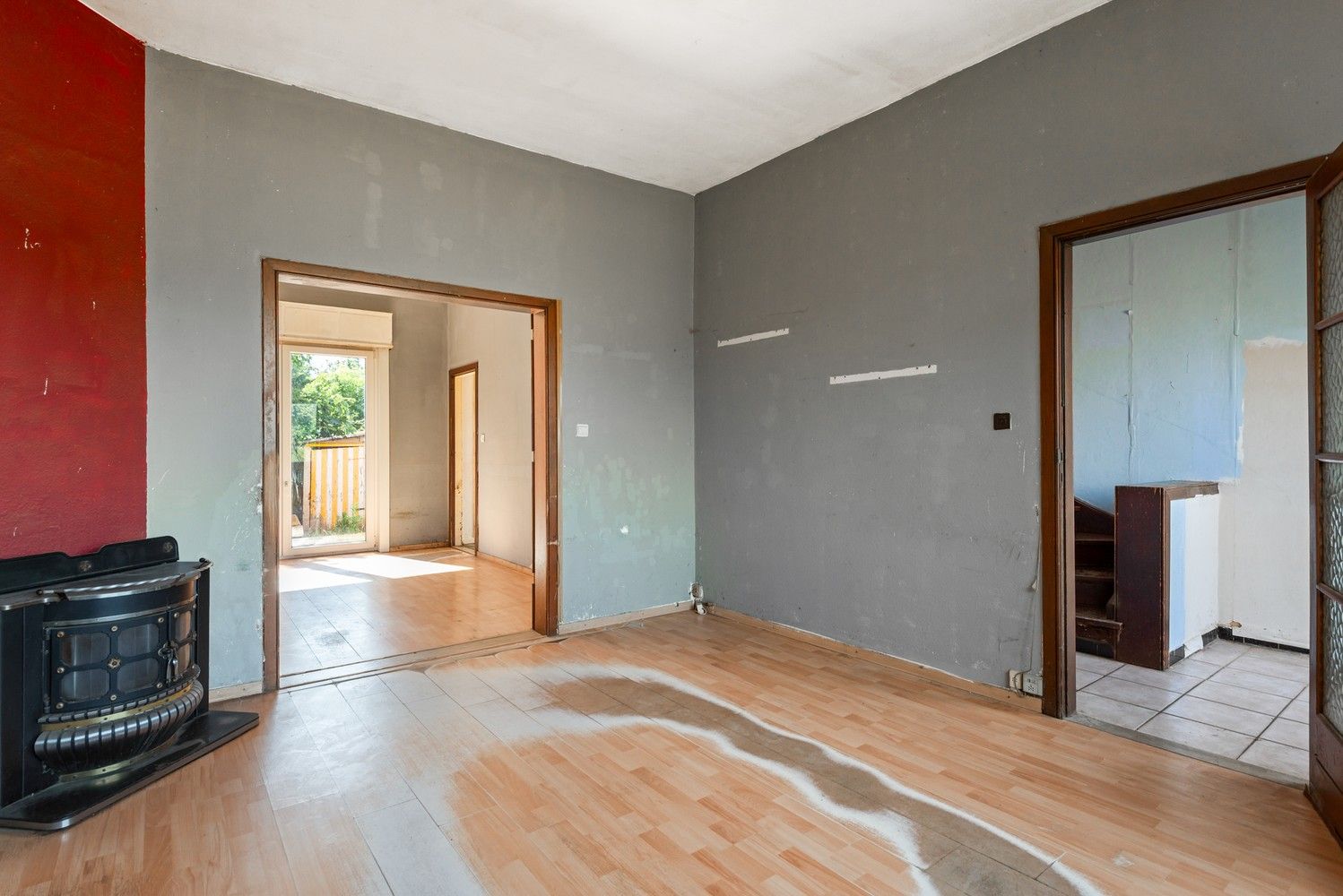 Te renoveren woning met 3 slaapkamers en tuin in Wijnegem! foto 3