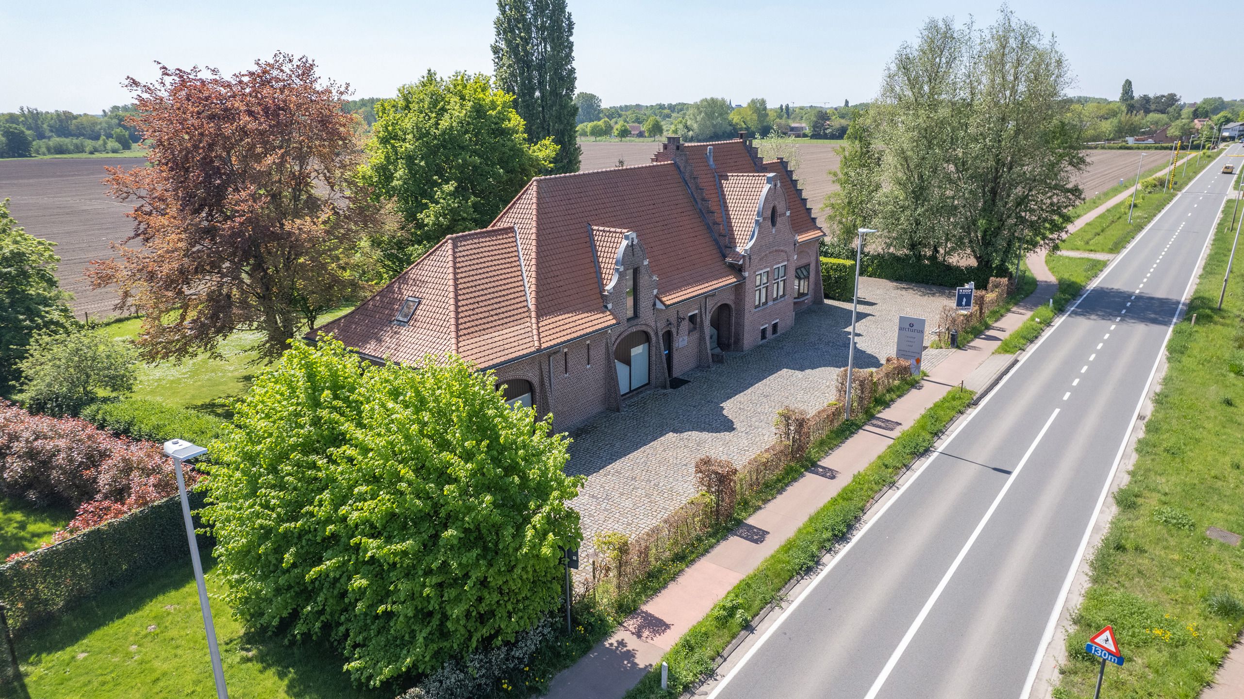 Karaktervolle hoeve met apart praktijkgedeelte, zwembad en prachtig uitzicht op weilanden op 2.642 m². foto 21