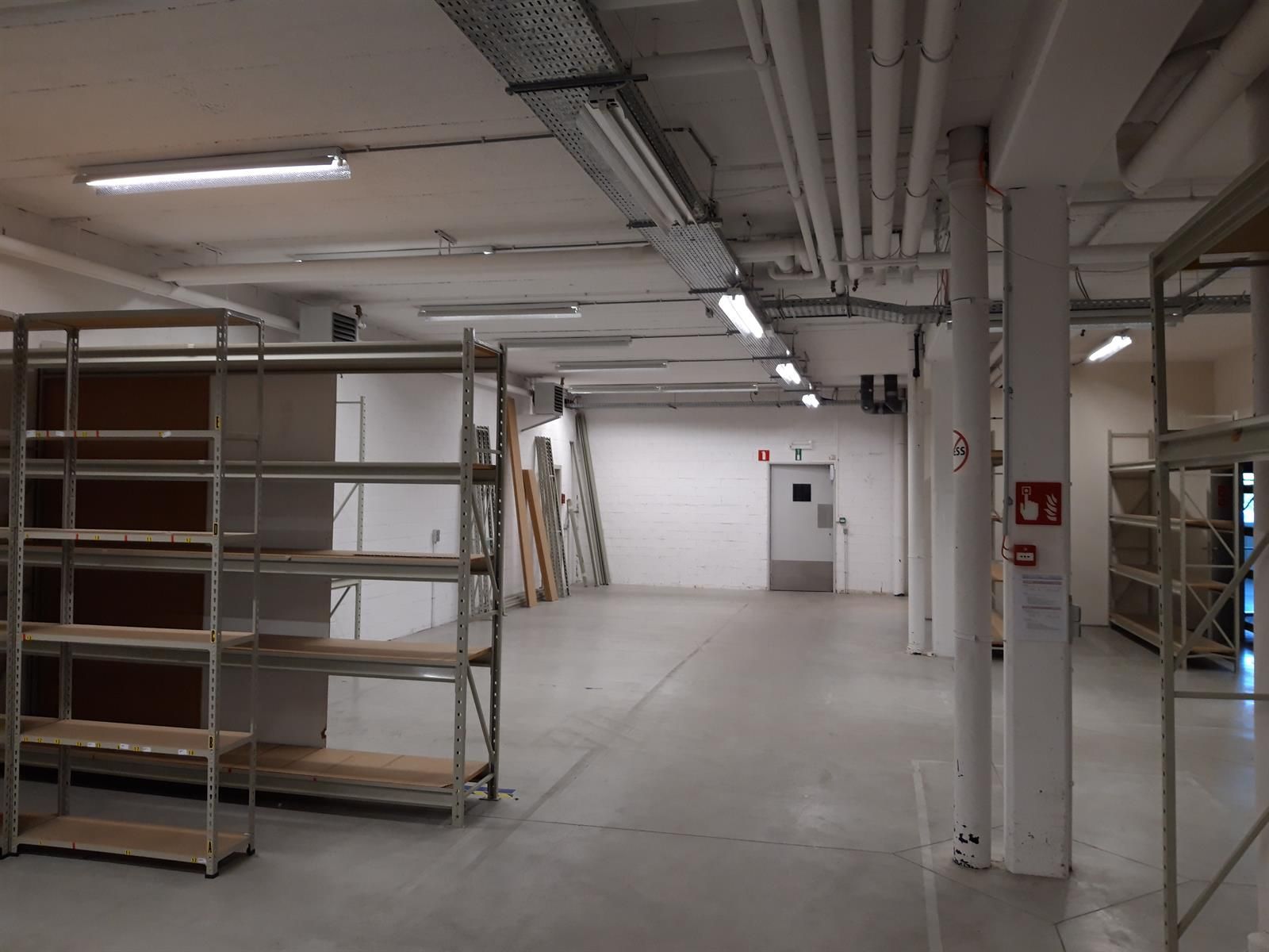 Magazijn, kantoren en toonzaal te huur in Aartselaar foto 28