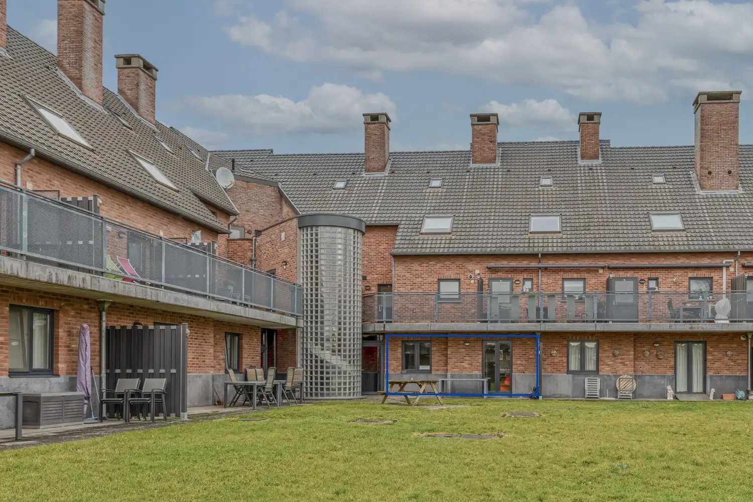 Appartement met drie slaapkamers, momenteel ingericht als dokterspraktijk in Maasmechelen. foto 28