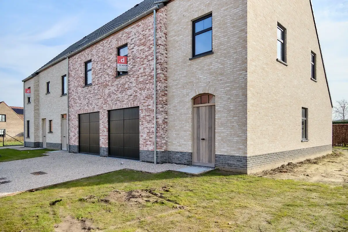 Ruime energiezuinige halfopen bebouwing met garage foto {{pictureIndex}}