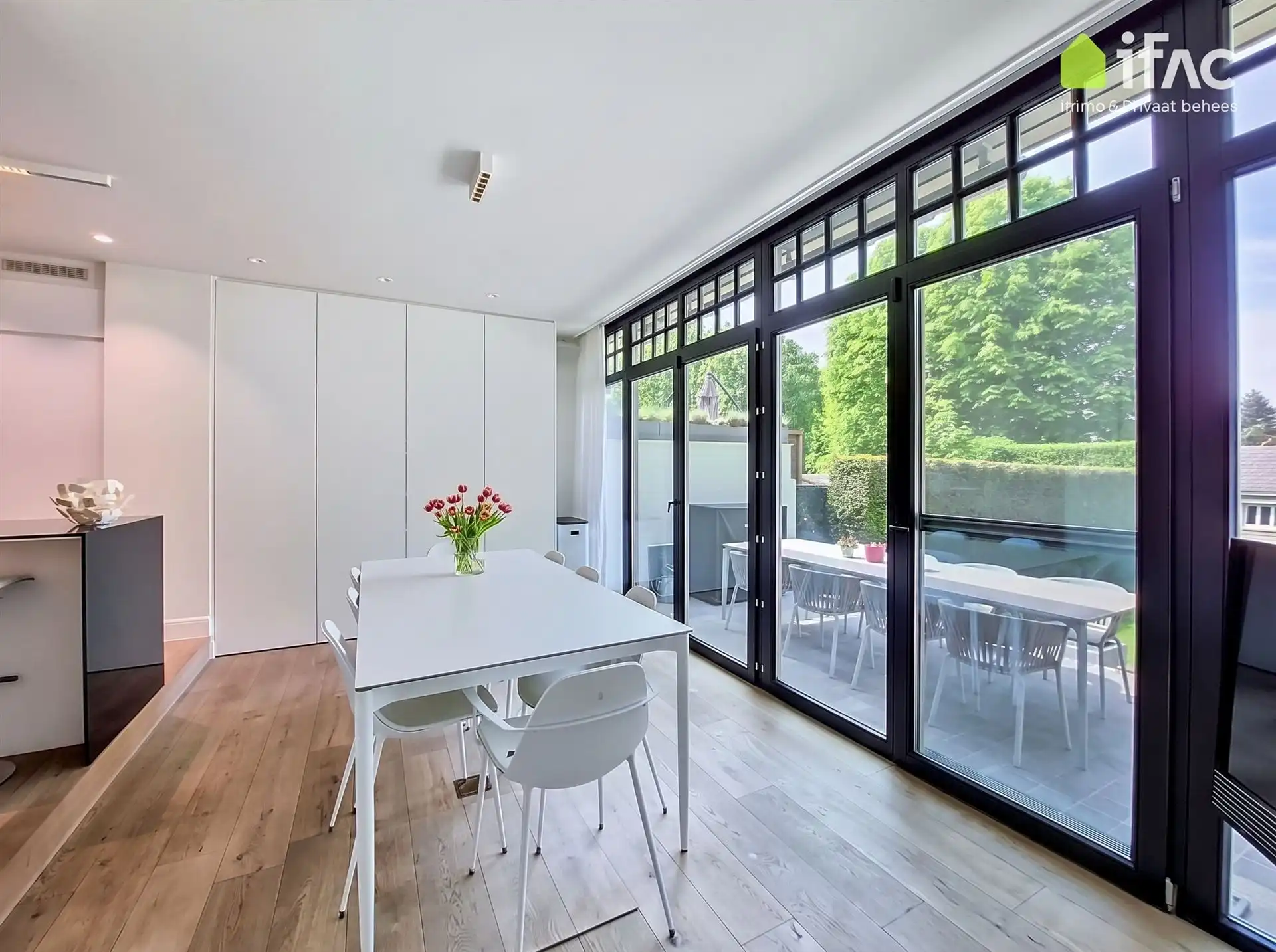 Luxe gerenoveerde 3-gevel met 2 parkings en tuin foto 10