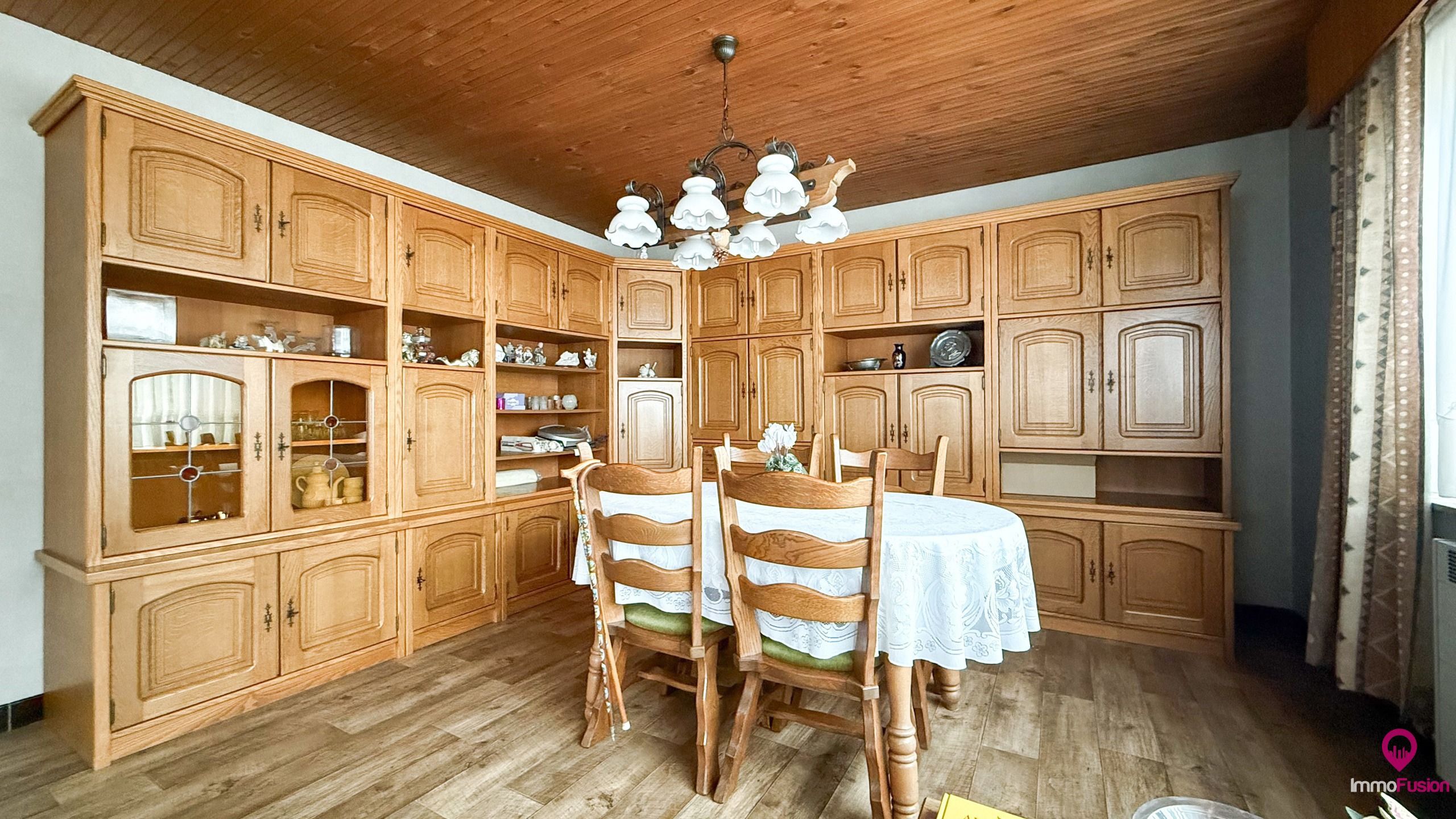 Te vernieuwen woning met 4 slaapkamers en zonnige tuin! foto 4