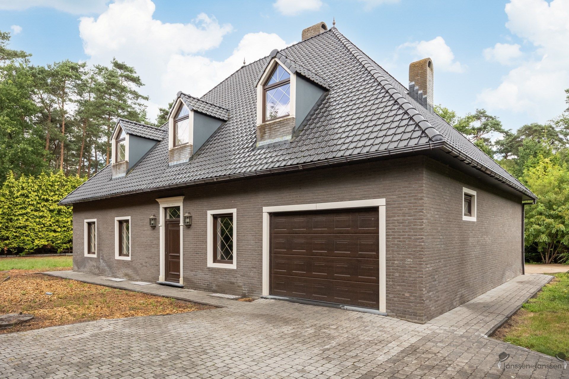 Villa met prachtige uitbouw op een zonovergoten perceel van 3.075 m². foto {{pictureIndex}}