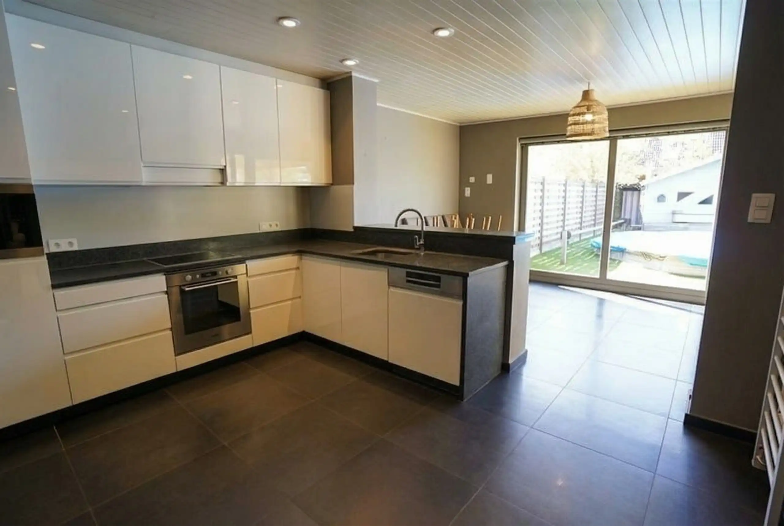 Prettig gelegen halfopen woning met garage en tuin foto 10