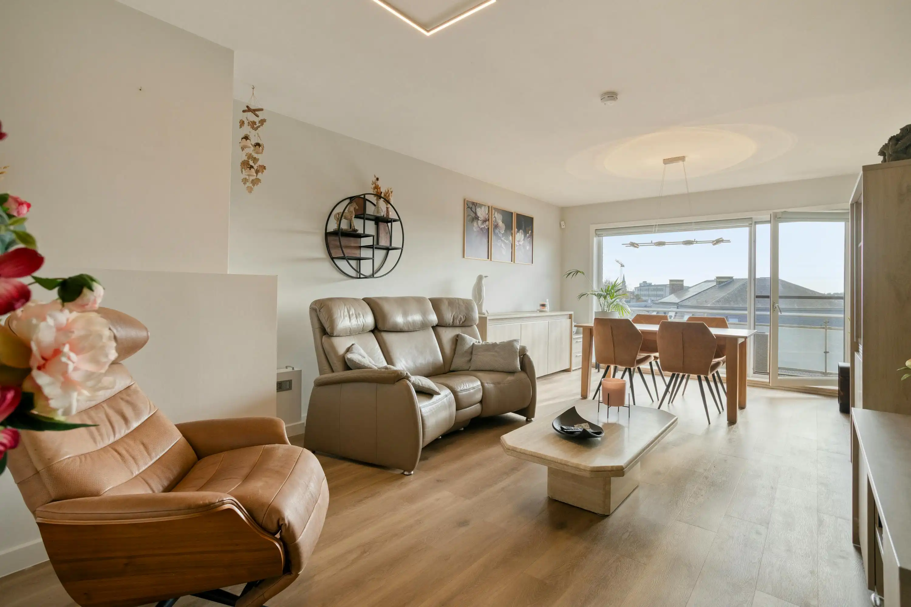 Instapklaar en energiezuinig appartement met 3 slaapkamers te Roeselare foto {{pictureIndex}}