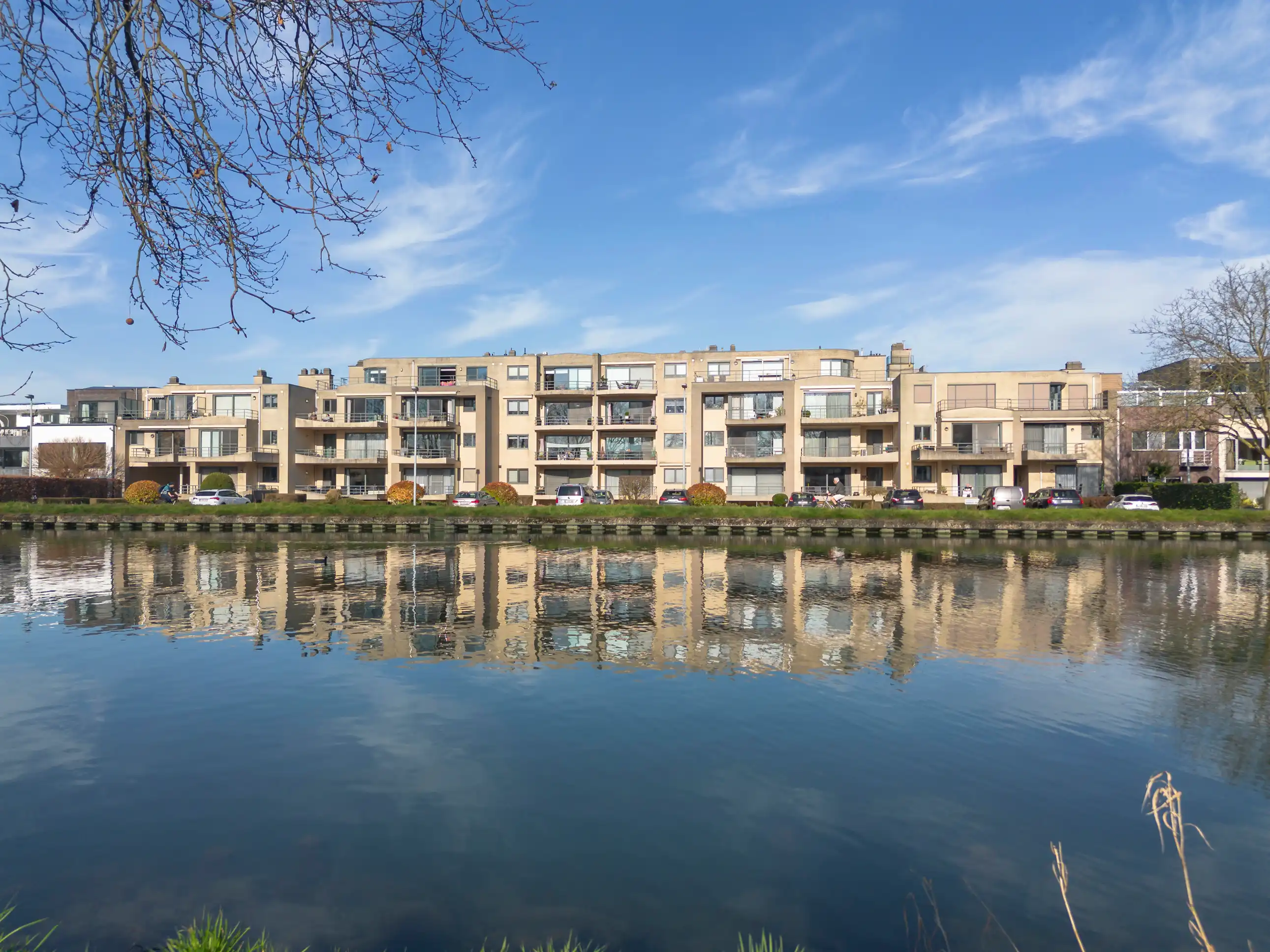 Exclusief appartement van 250 m² met panoramisch zicht op de vaart. foto {{pictureIndex}}