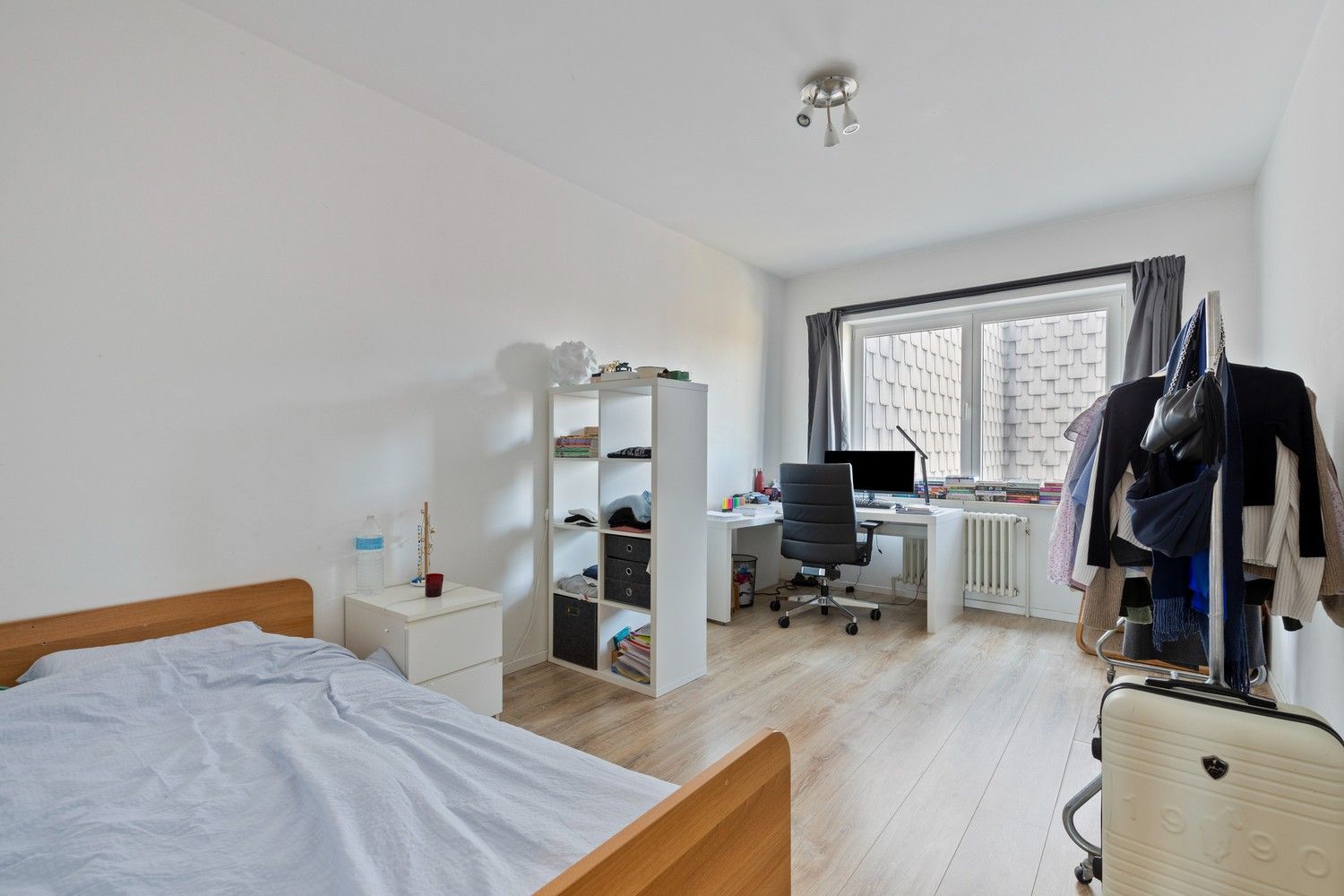 Goed onderhouden, ruim twee slaapkamer appartement met terras foto 7