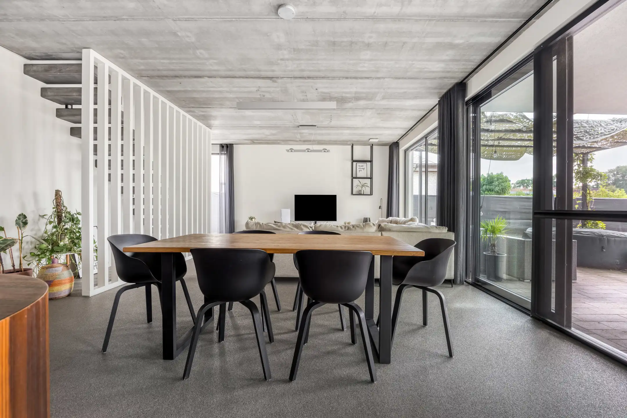 Moderne woning met tuin en bijgebouw in rustige wijk foto 6