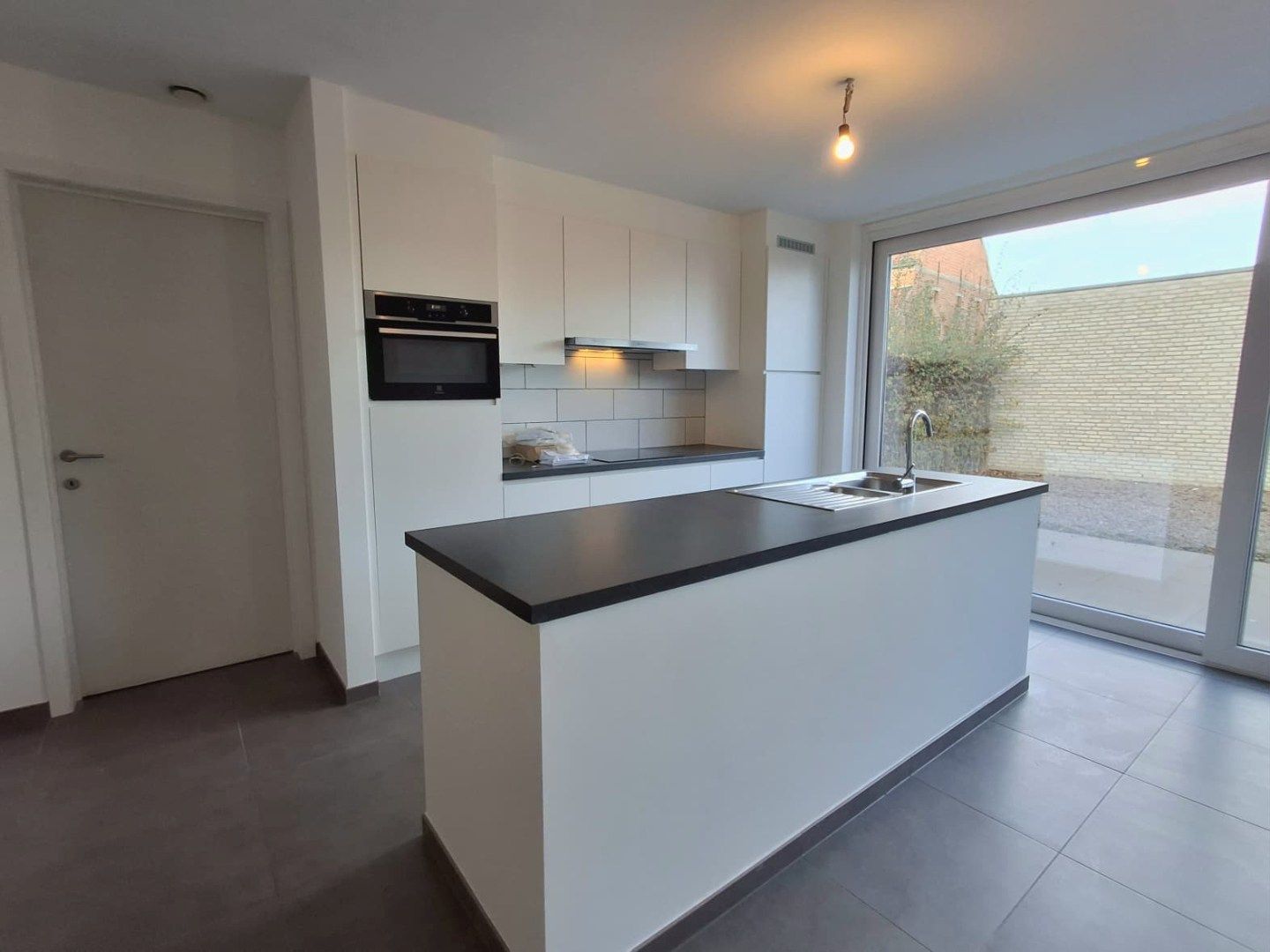 KWALITATIEF AFGEWERKT GELIJKVLOERSAPPARTEMENT MET 2 SLPKS | GARAGEBOX EN AUTOSTAANPLAATS foto 2