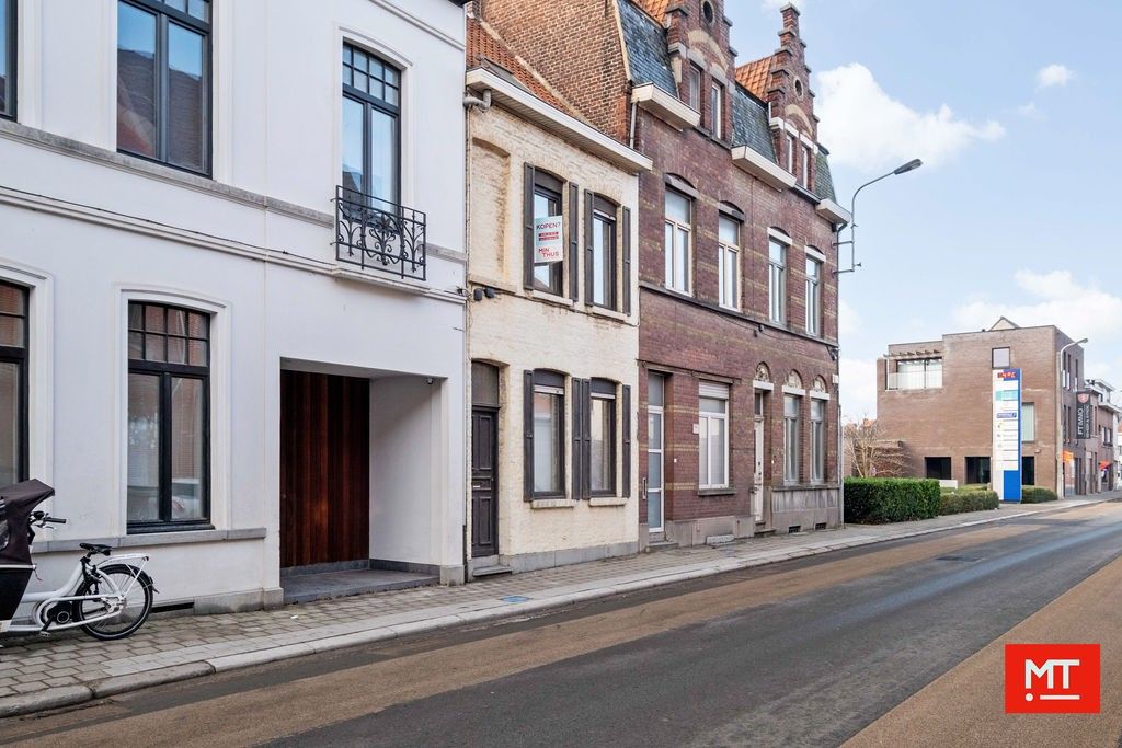 Te renoveren woning met 3 slaapkamers (+ mogelijk) en stadskoer in Kortrijk foto 17