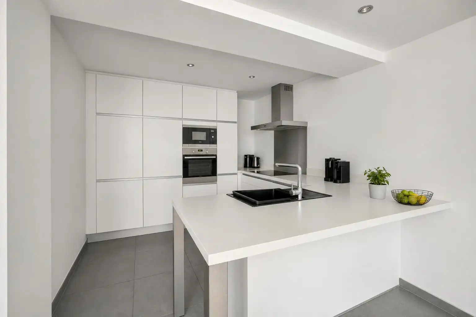 Instapklaar appartement met garagebox op toplocatie in Hasselt foto {{pictureIndex}}