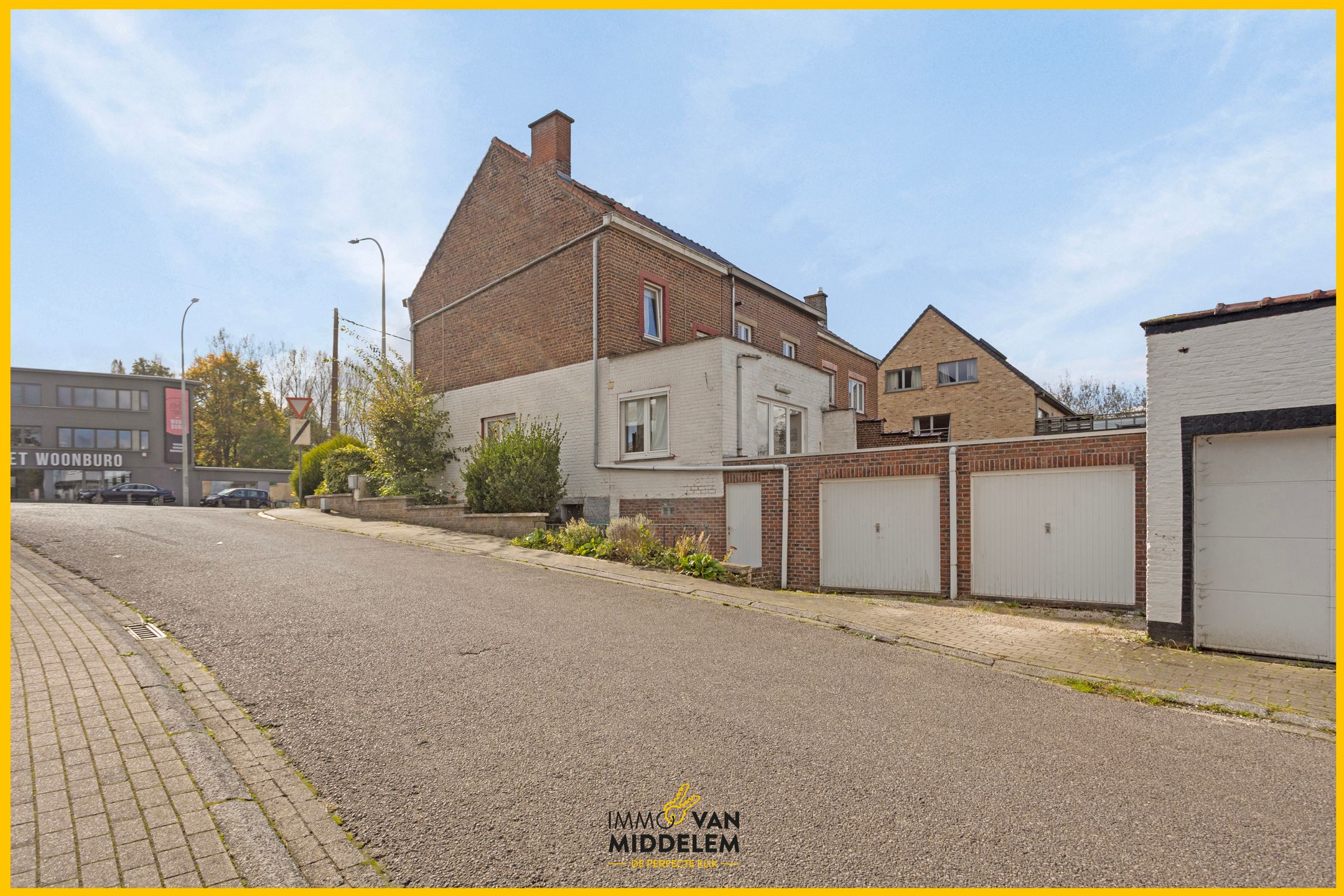 TE RENOVEREN WONING MET 3 KAMERS, 2 BADKAMERS EN 2 GARAGES foto 3