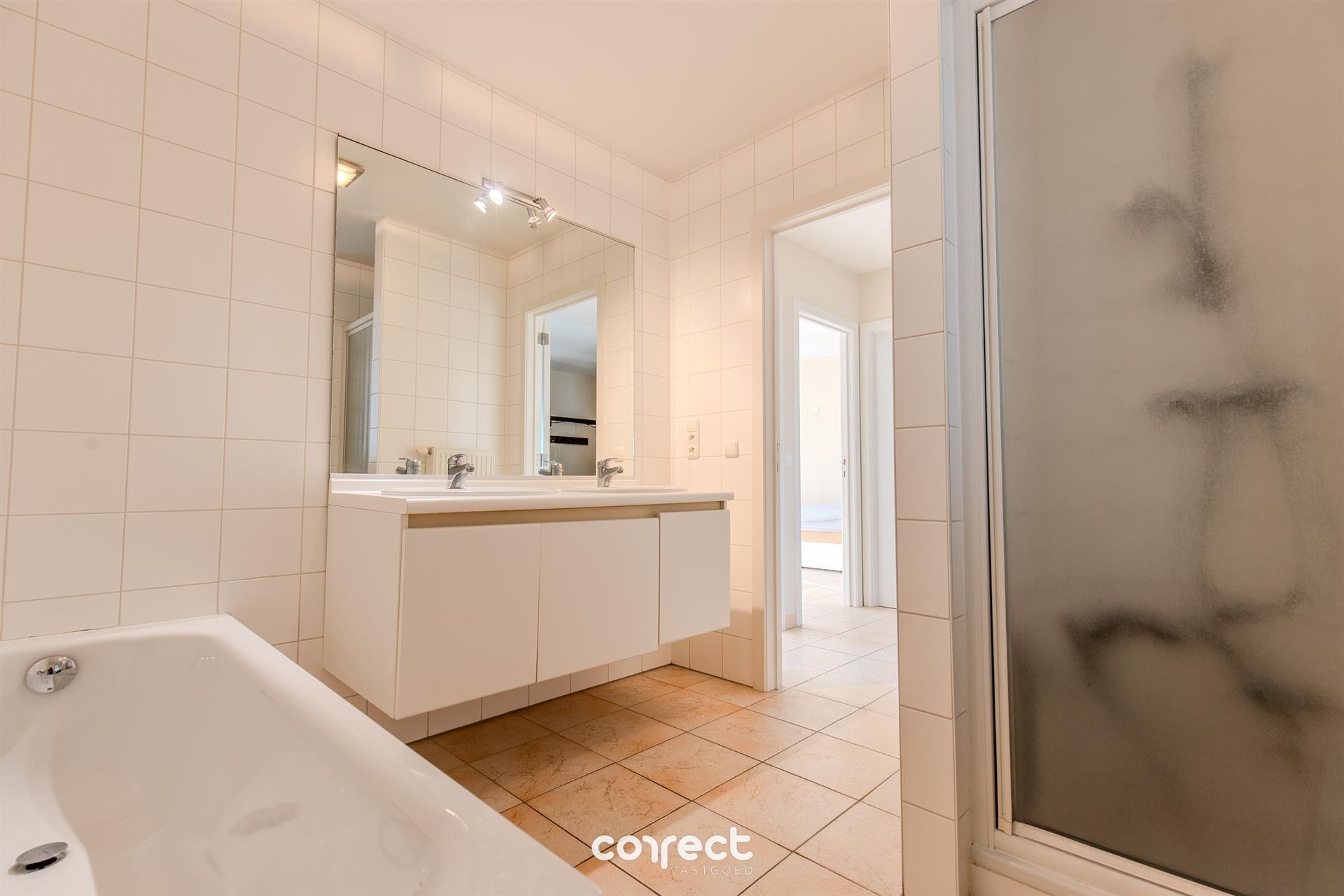 Lichtrijk en instapklaar 3 slaapkamer appartement met zicht op de IJzer. foto 17