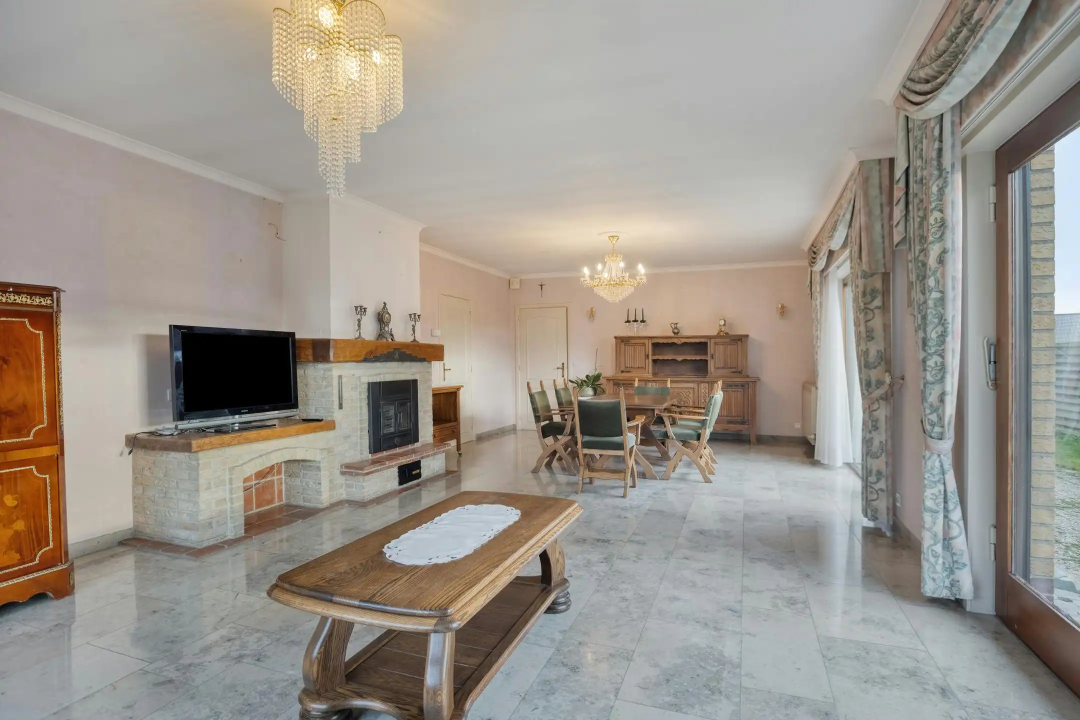 Gelijkvloerse villa op een perceel van maar liefst 2 342m² foto 3