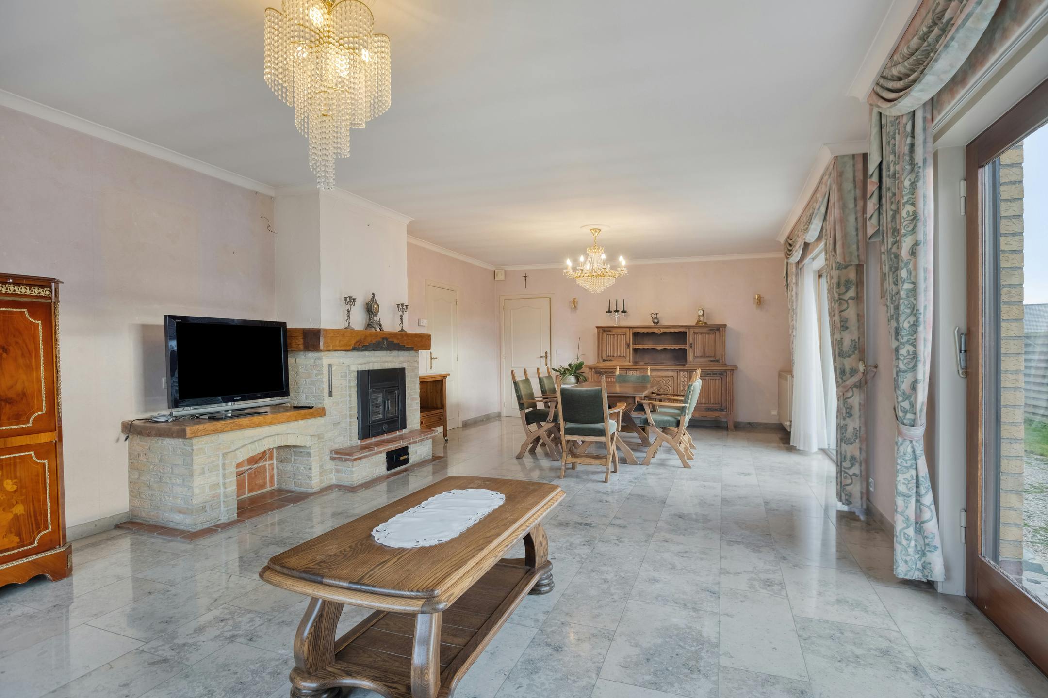 Gelijkvloerse villa op een perceel van maar liefst 2 342m² foto 3