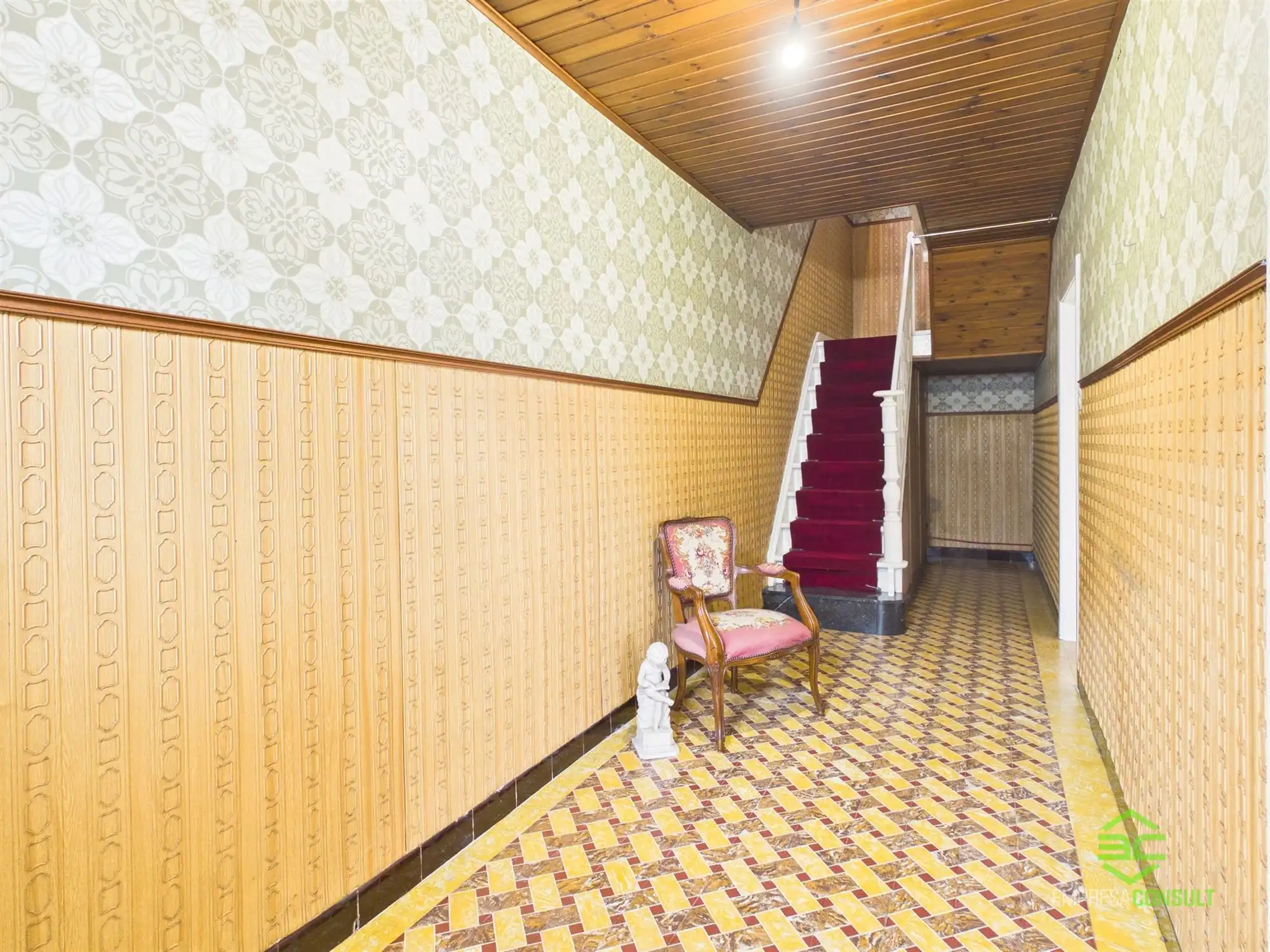 Centraal gelegen te renoveren woning met 3/5slpk! foto 4