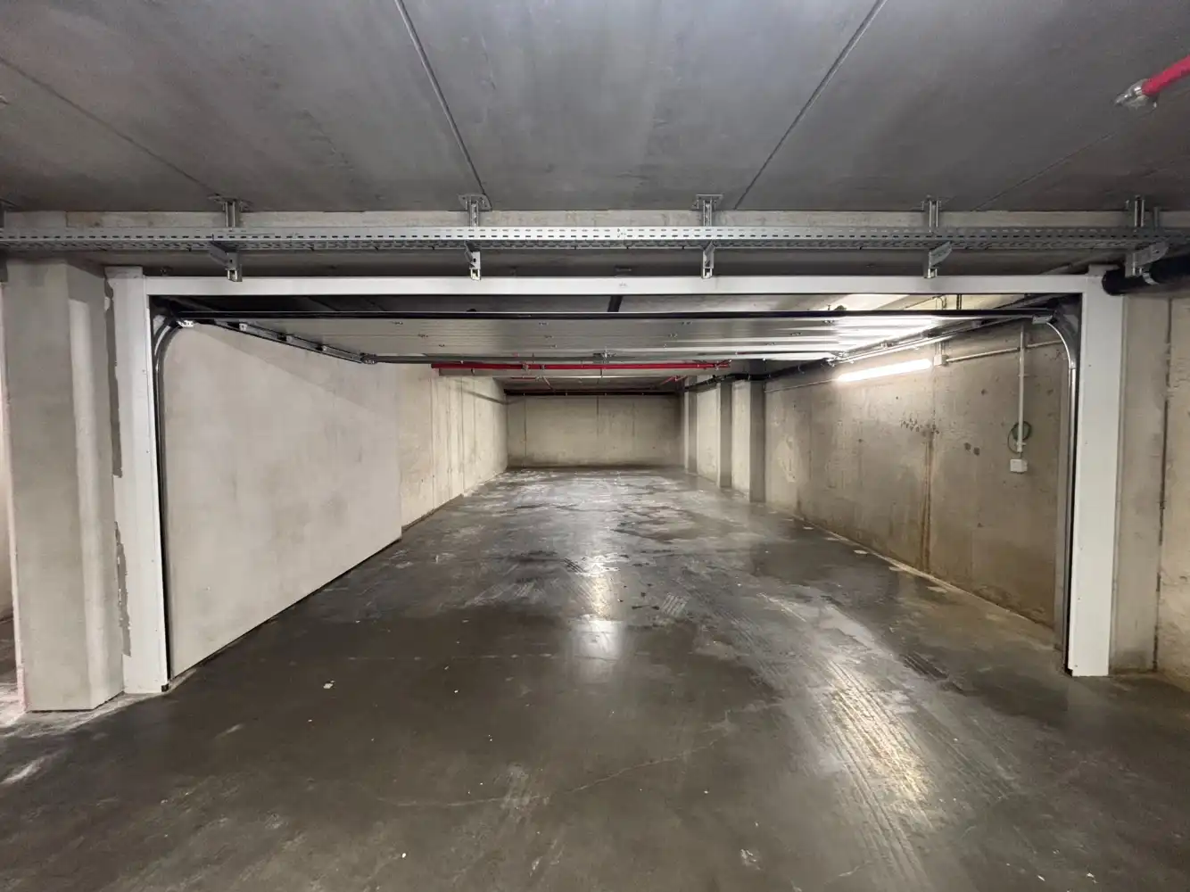 Uiterst ruime garagebox te koop - 78 m2 - goed voor 4 voertuigen foto {{pictureIndex}}