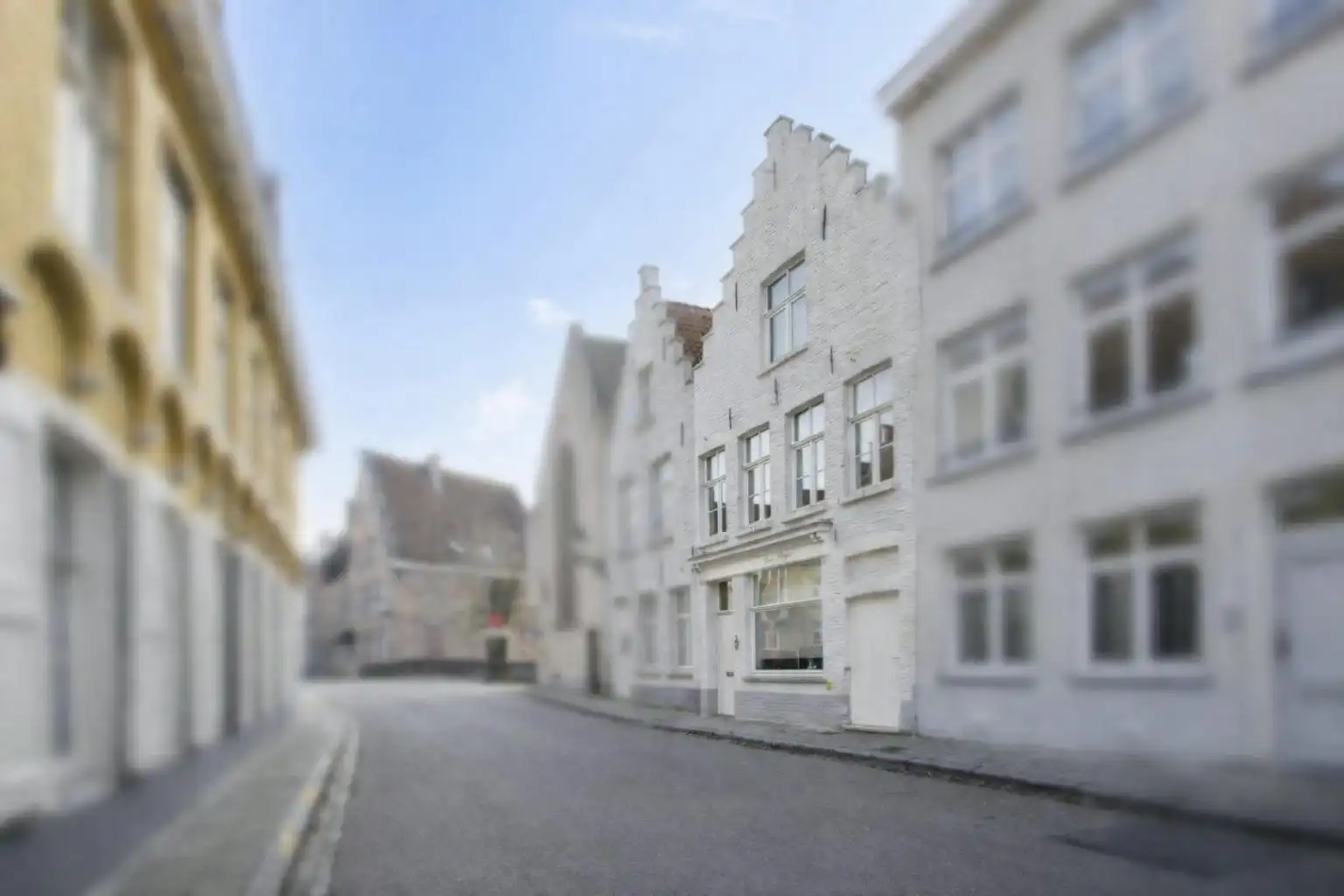 Uniek gerenoveerde herenwoning in Brugge met 3 slaapkamers foto {{pictureIndex}}