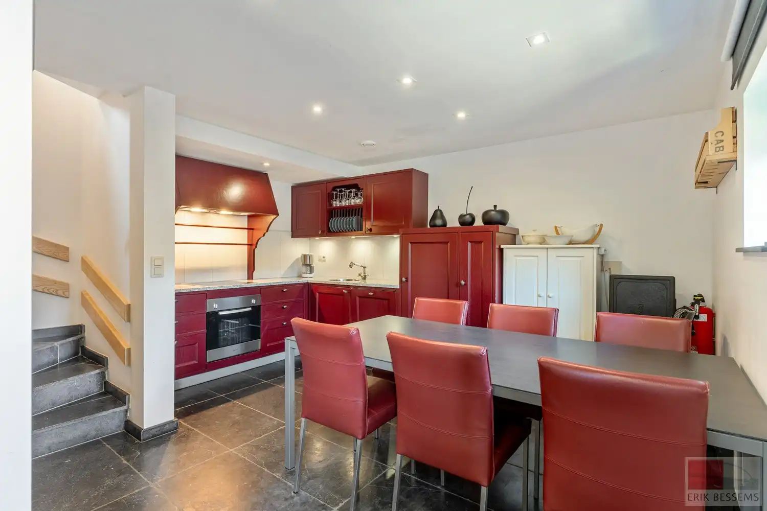 Indrukwekkend en uiterst charmant vakwerk landhuis, Veurs 31 te Sint-Martens-Voeren hartje Voerstreek. foto 27