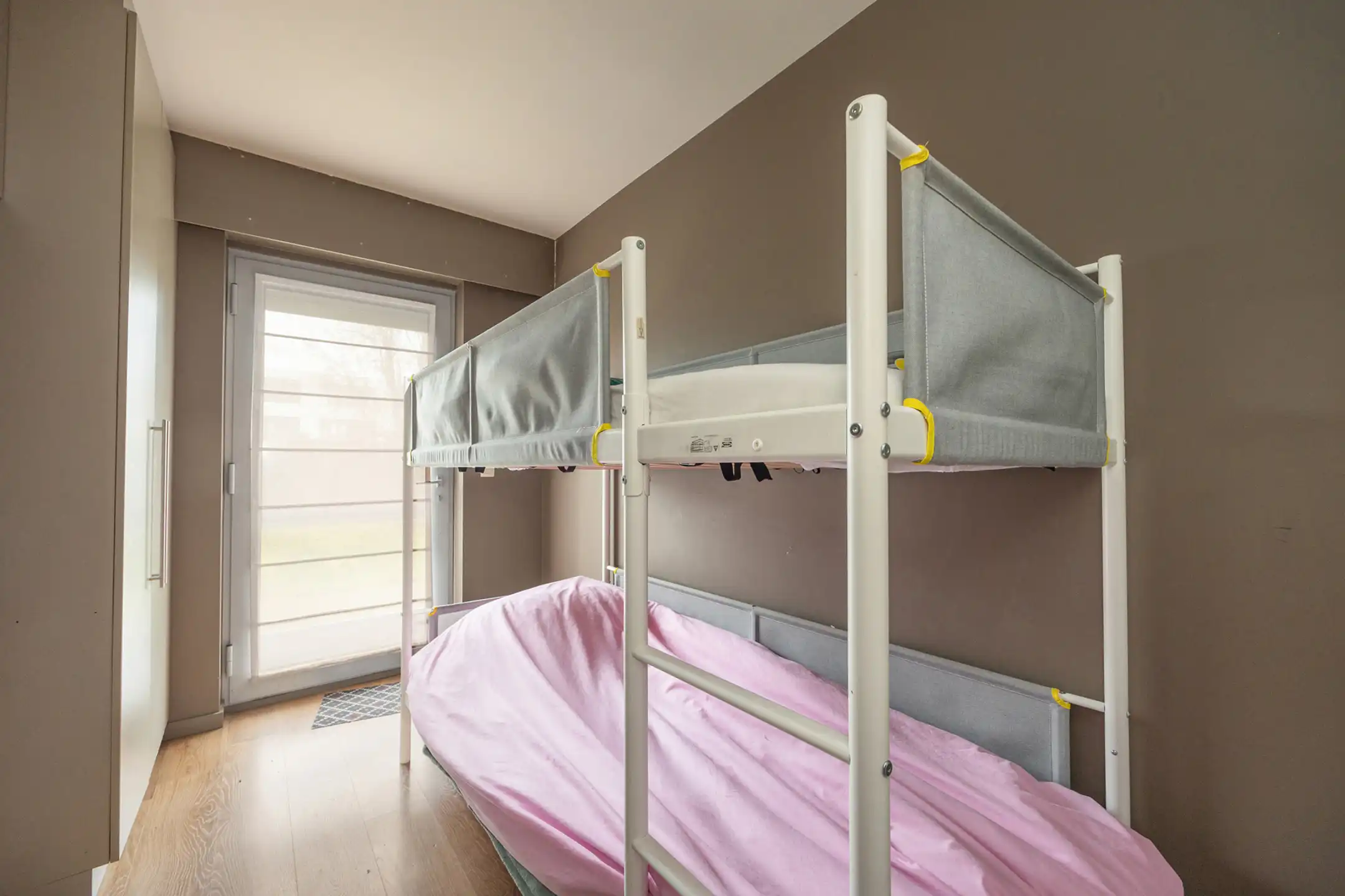 Gelijkvloers appartement met 2slkp en grote tuin foto 15