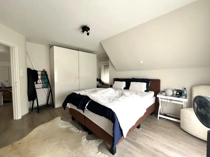 Vernieuwde woning met 4 slaapkamers foto 18