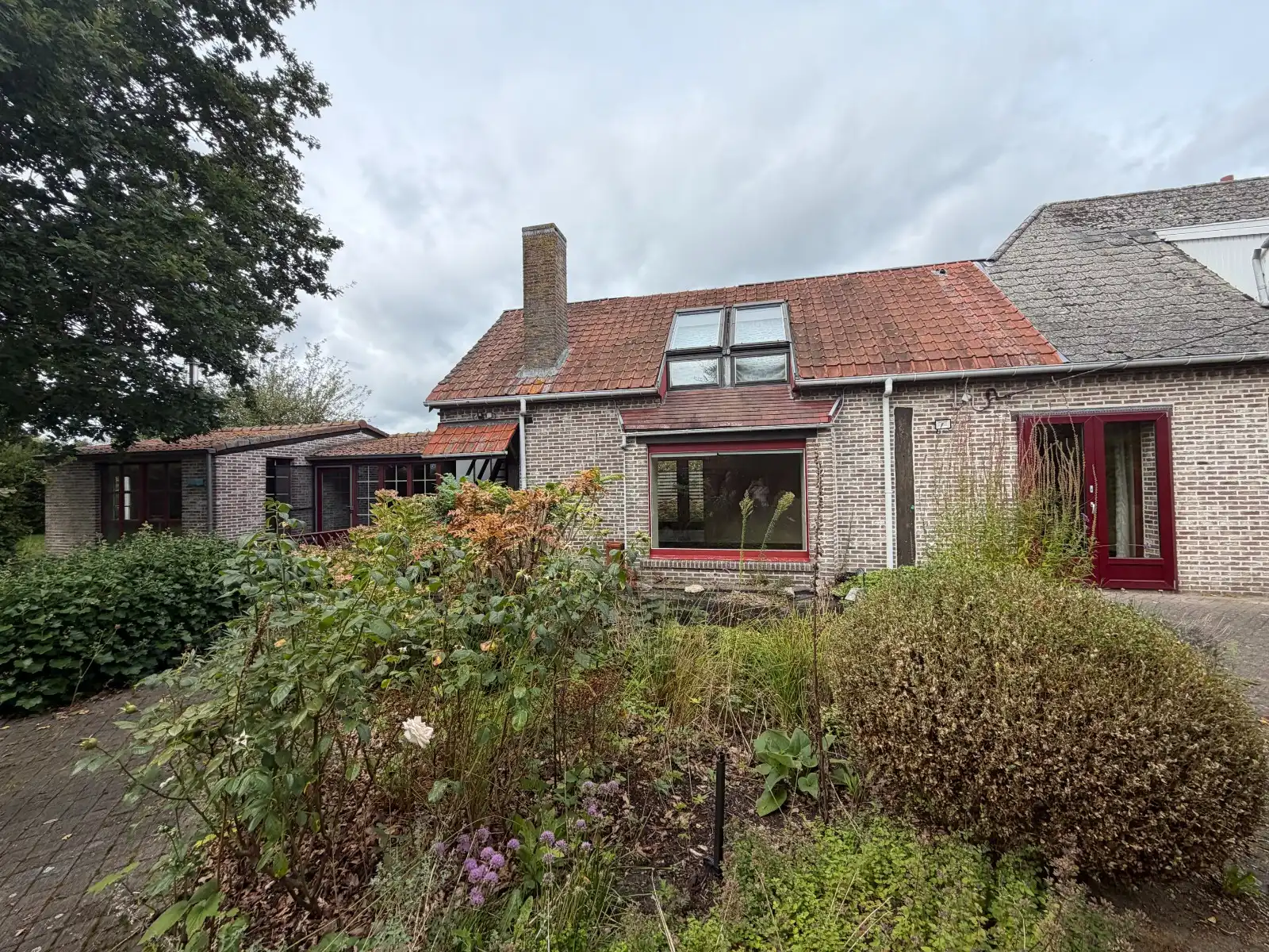 VEELZIJDIGE LANDELIJKE WONING OP 1.170 M² MET TAL VAN MOGELIJKHEDEN! foto 2