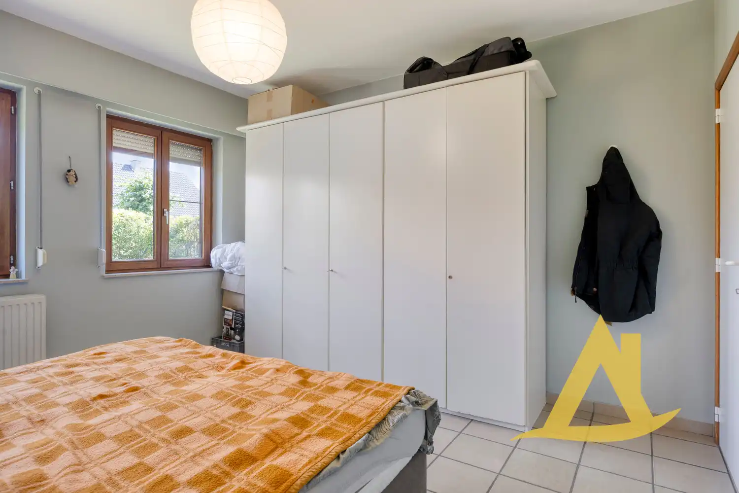 RUSTIG GELEGEN, INSTAPKLARE WONING MET TUIN RONDOM EN RUIME OPRIT foto 20