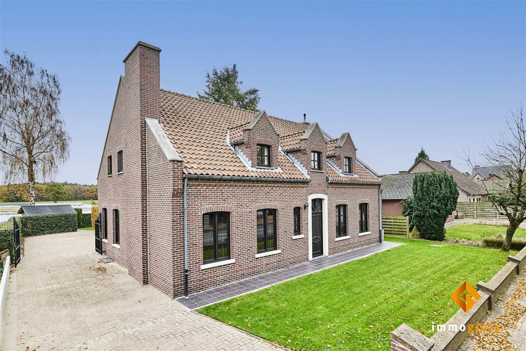 Hoofdfoto van de publicatie: Zéér ruime woning met dubbele inpandige garage op mooi perceel van 7a33ca.