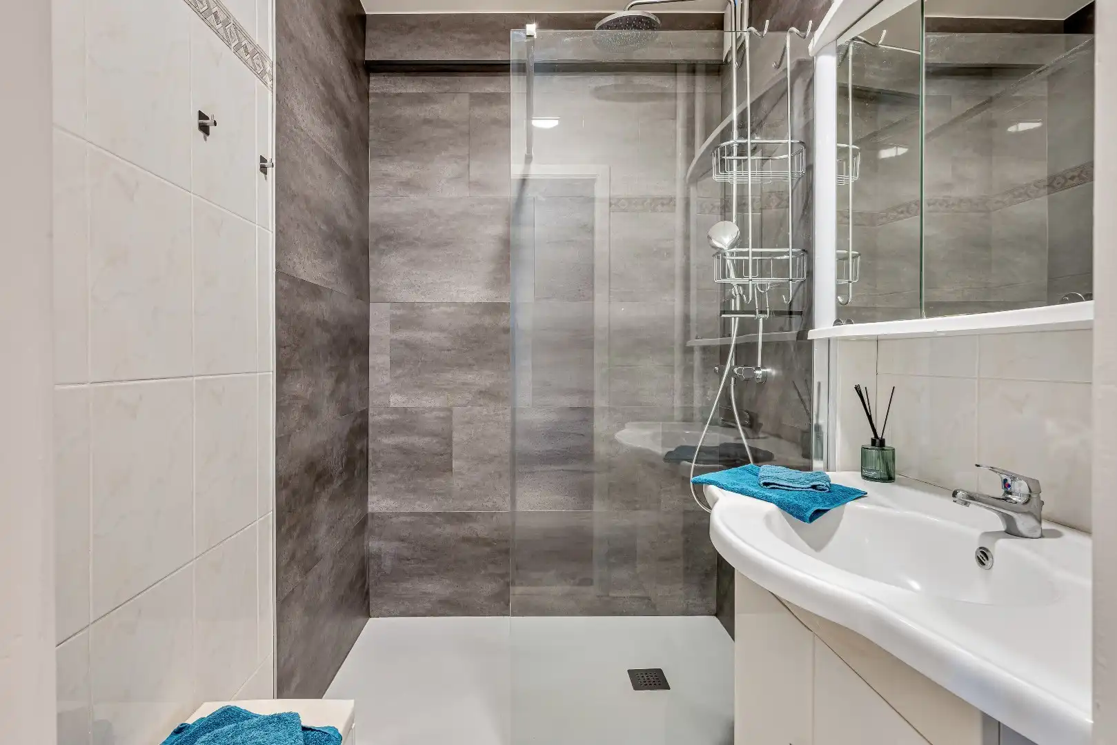 Ruim gerenoveerd 3 slaapkamer appartement met frontaal zeezicht op absolute toplocatie aan de Zeedijk in Blankenberge foto 10