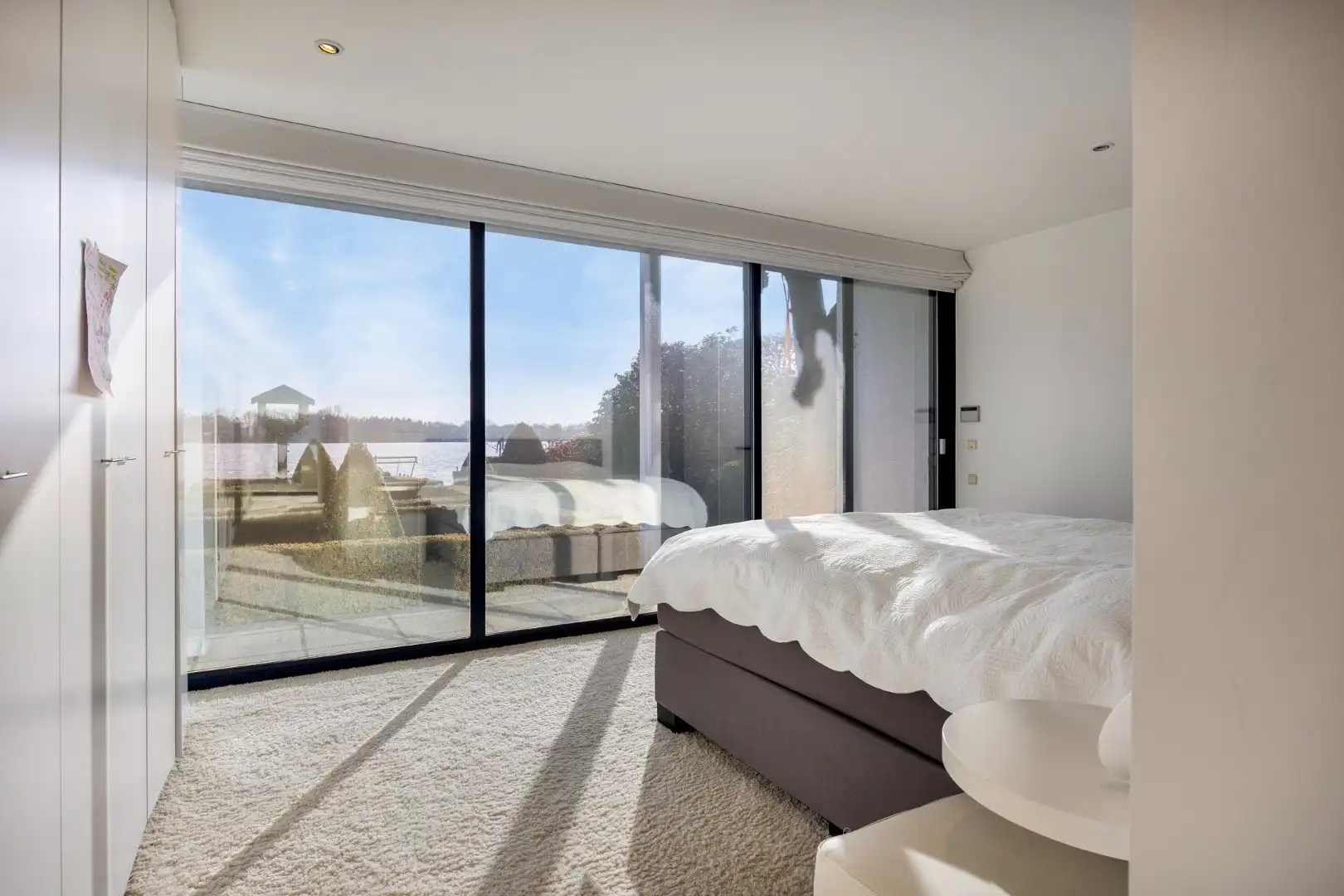 !! NIEUWE VOORWAARDEN !! Villa op een uiterst exclusieve locatie aan een prachtig privémeer foto 21