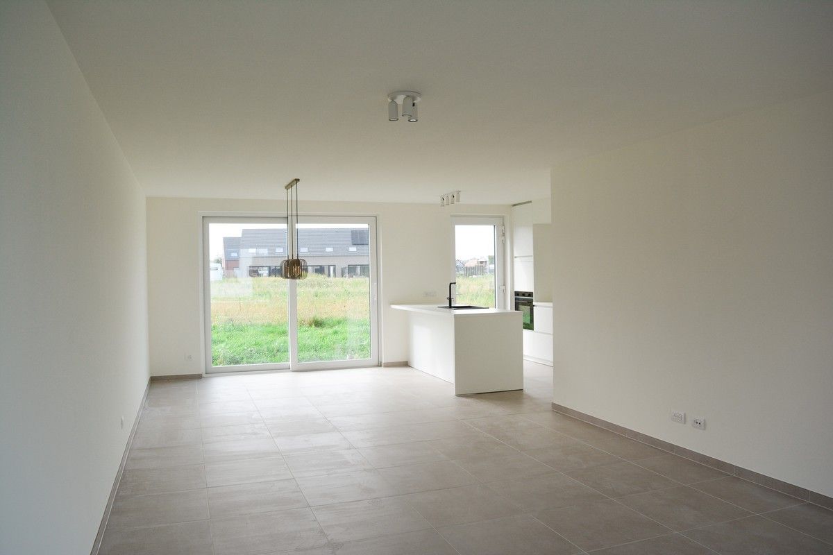 Instapklare nieuwbouwwoning met zonnige tuin te Roeselare foto 3