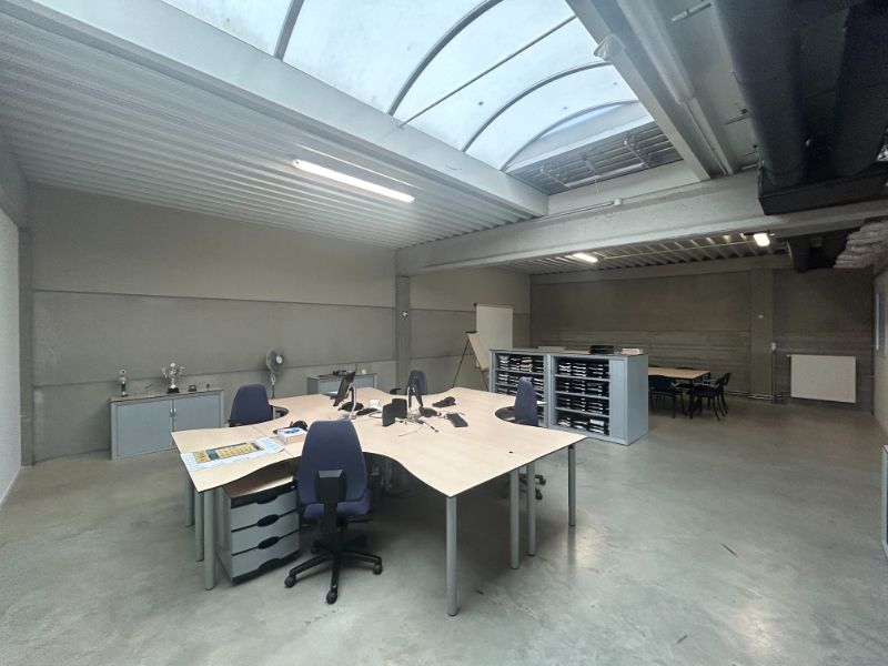 Moderne KMO-unit met magazijn en kantoorruimte in Mariakerke foto 4