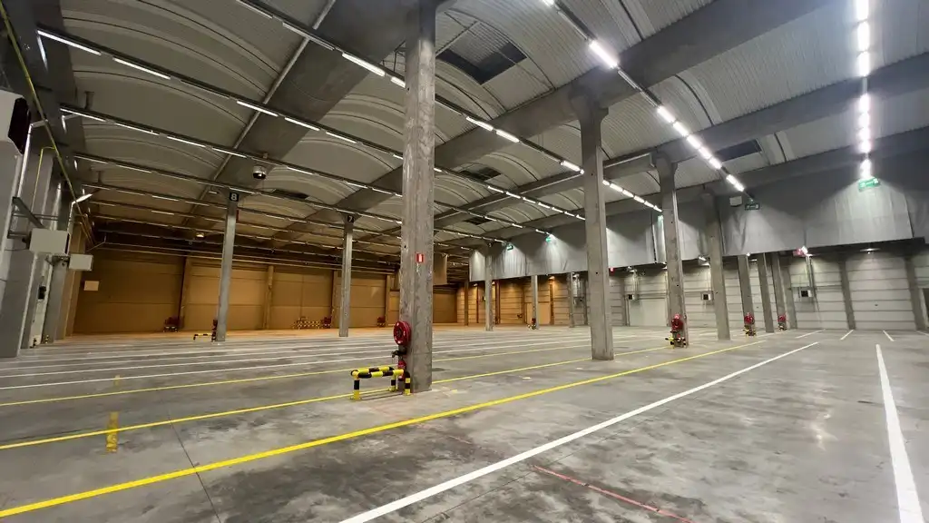 Logistieke loodsen met laadkades vlakbij R42 in Sint-Niklaas foto 3