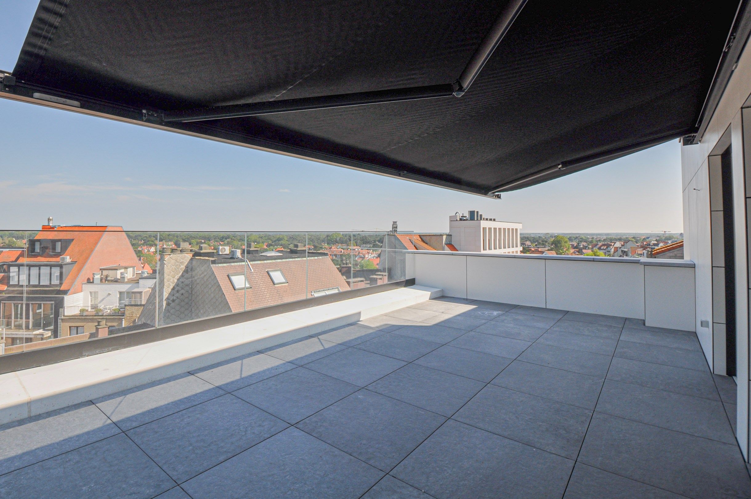 Volledig gerenoveerd dakappartement met een terras van ongeveer 45 m². foto 5