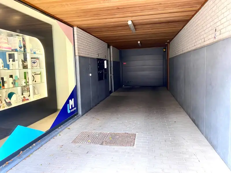 Centraal gelegen ruime autostandplaats op afgesloten parking foto 3