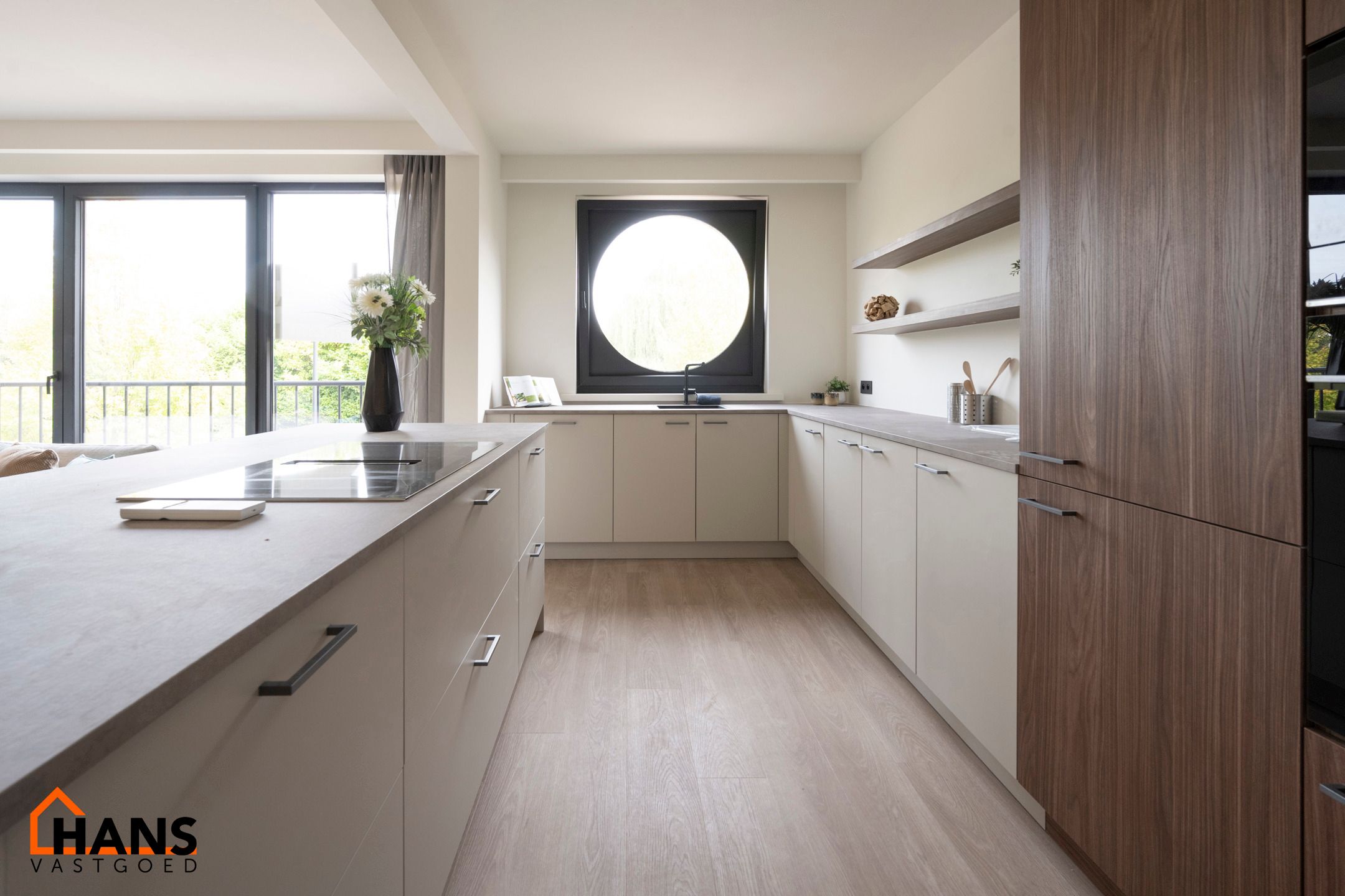 Ruim, gerenoveerd appartement met garagebox foto 7