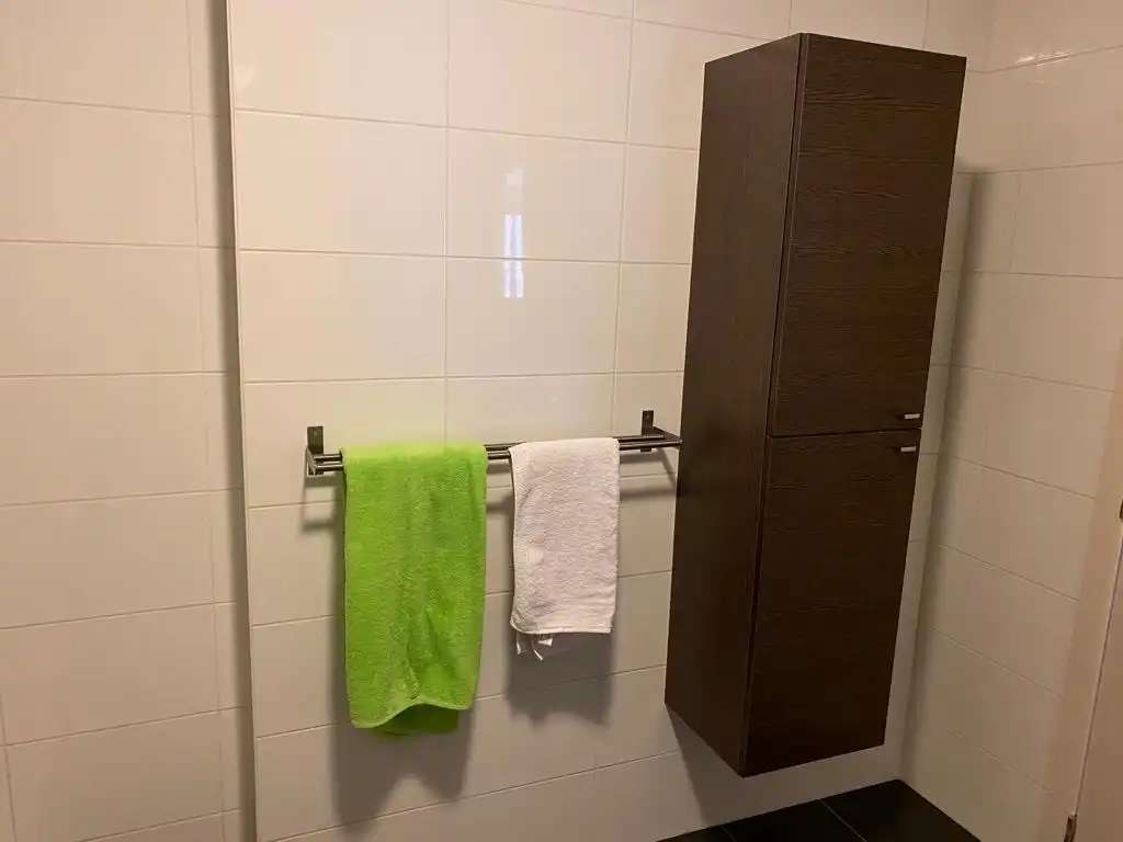TE HUUR | Instapklaar 2-slaapkamerappartement met ruim terras en garage. foto 12