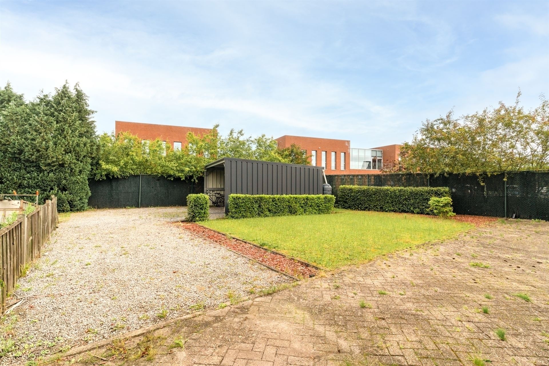 Meergezinswoning bestaande uit 2 app, tuin en dubbele carport foto 14