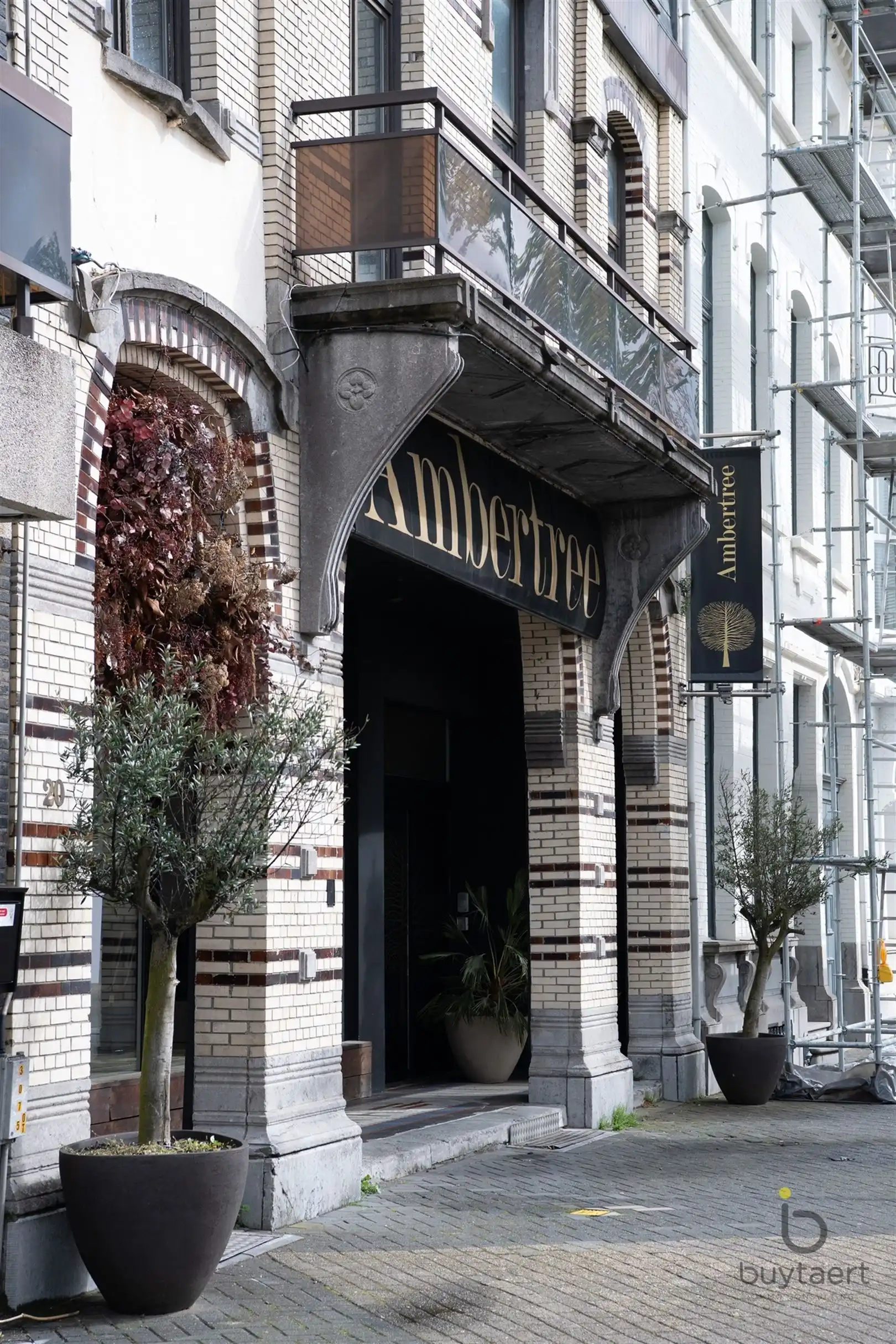 Ruim appartement met vooraan en achteraan terrassen en parking op een pleintje. foto 33