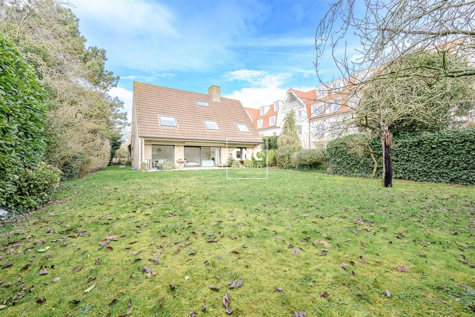 Alleenstaande villa met zuidgerichte tuin in de Oosthoek foto {{pictureIndex}}