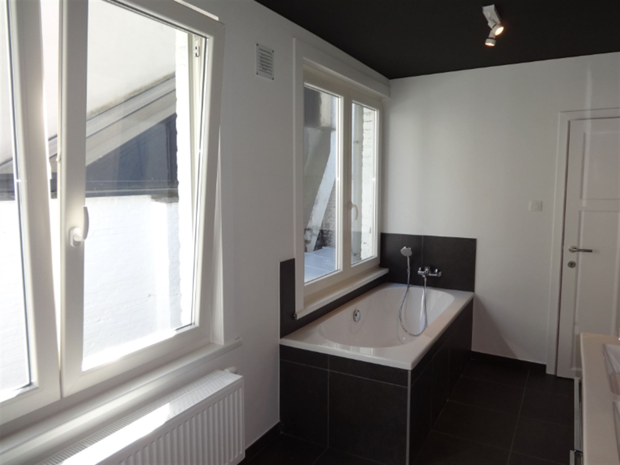Volledig vernieuwde woning centrum Kortrijk foto 8