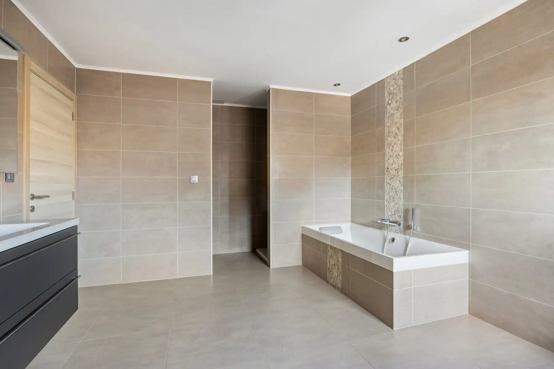 Luxueuze woning met 4/5 slpk. op 11a90ca in Neeroeteren.  foto 24